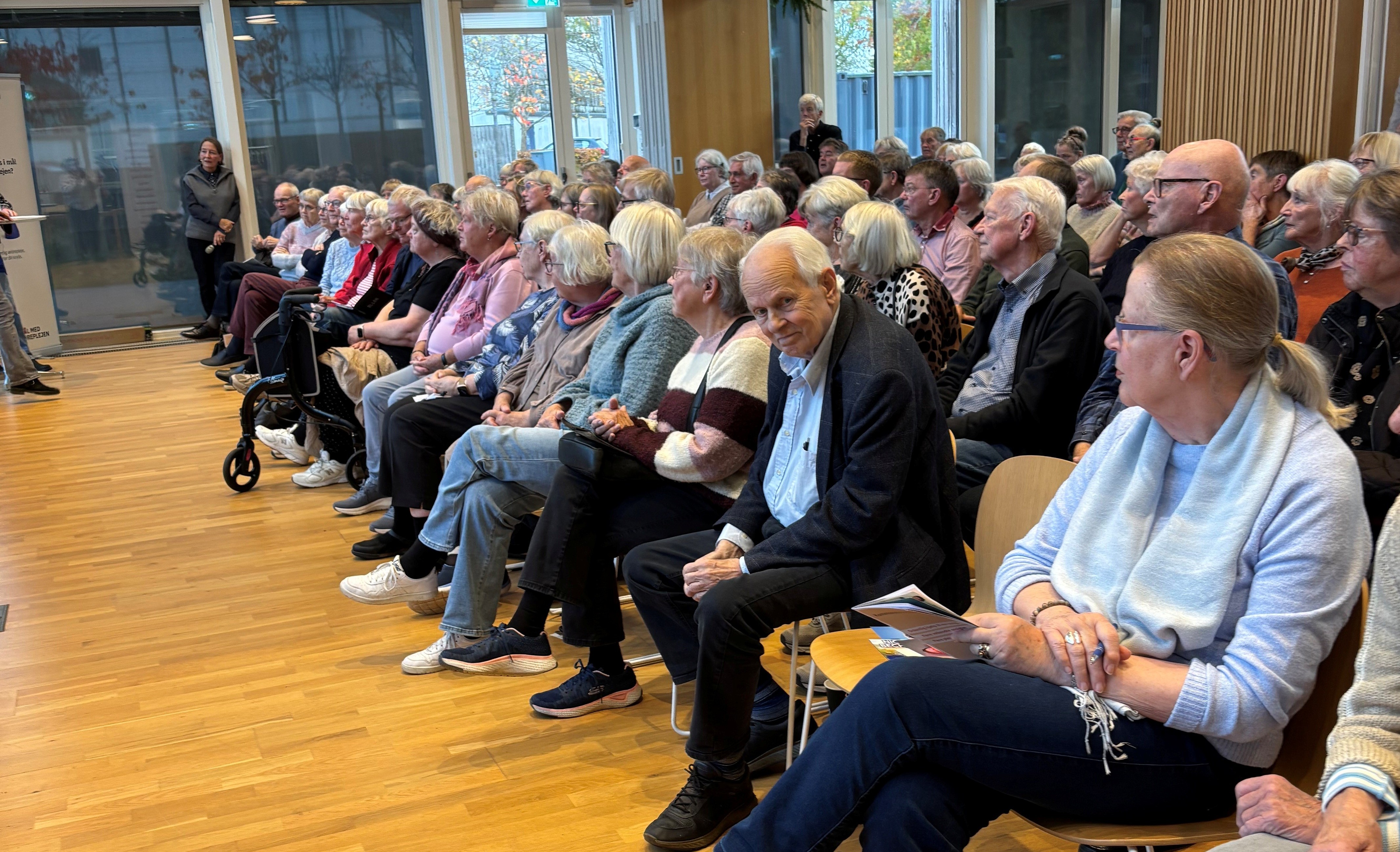 Seniorrådets formand Solveig Bisgaard, der sad på første række (i midten), konfronterede borgmester Ole Bondo på valgmødet.