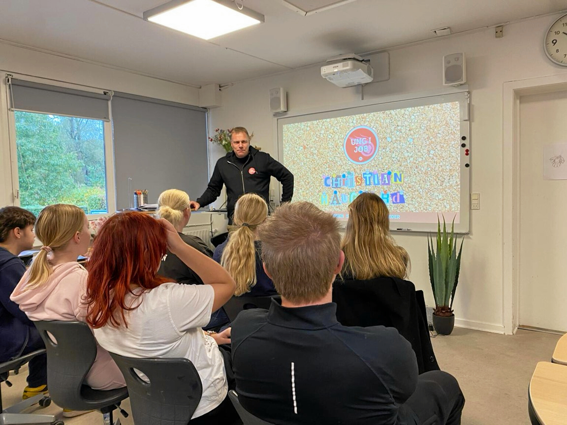 Projektmedarbejder Christian Haugaard hjælper unge i gang med lommepengejob i Ung Ringsted.