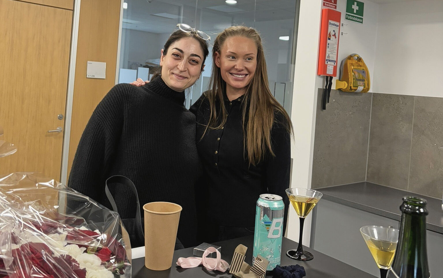 Elif Aydin og Josefine Birkedal er netop færdiguddannede som digitale konceptudviklere, og nu kan udsender de snart deres første app - Aldra.