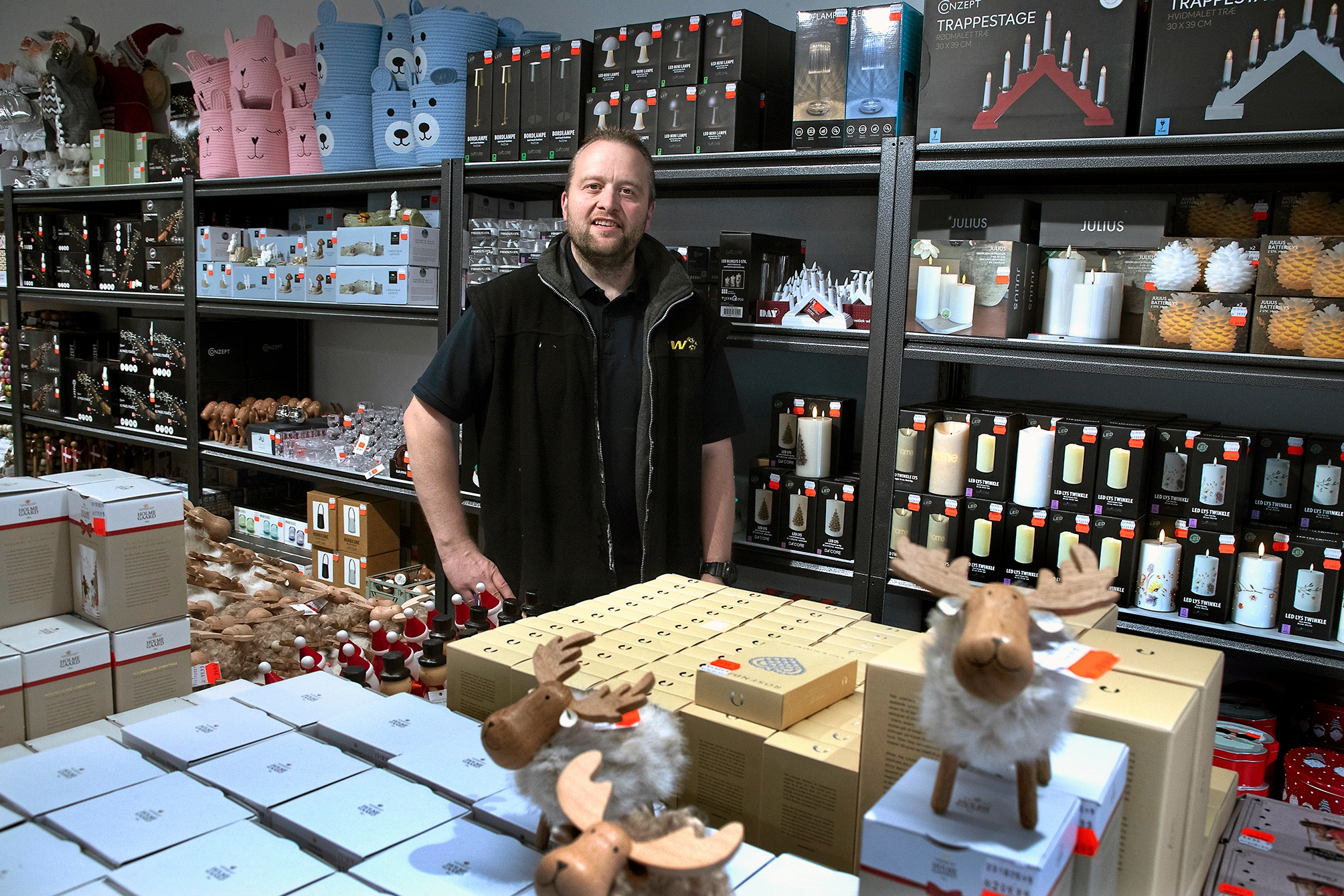 Holger's opkøber restpartier, så der hele tiden er nye slags varer i butikken sammen med det faste sortiment. - Kim Rasmussen Holger's opkøber restpartier, så der hele tiden er nye slags varer i butikken sammen med det faste sortiment.