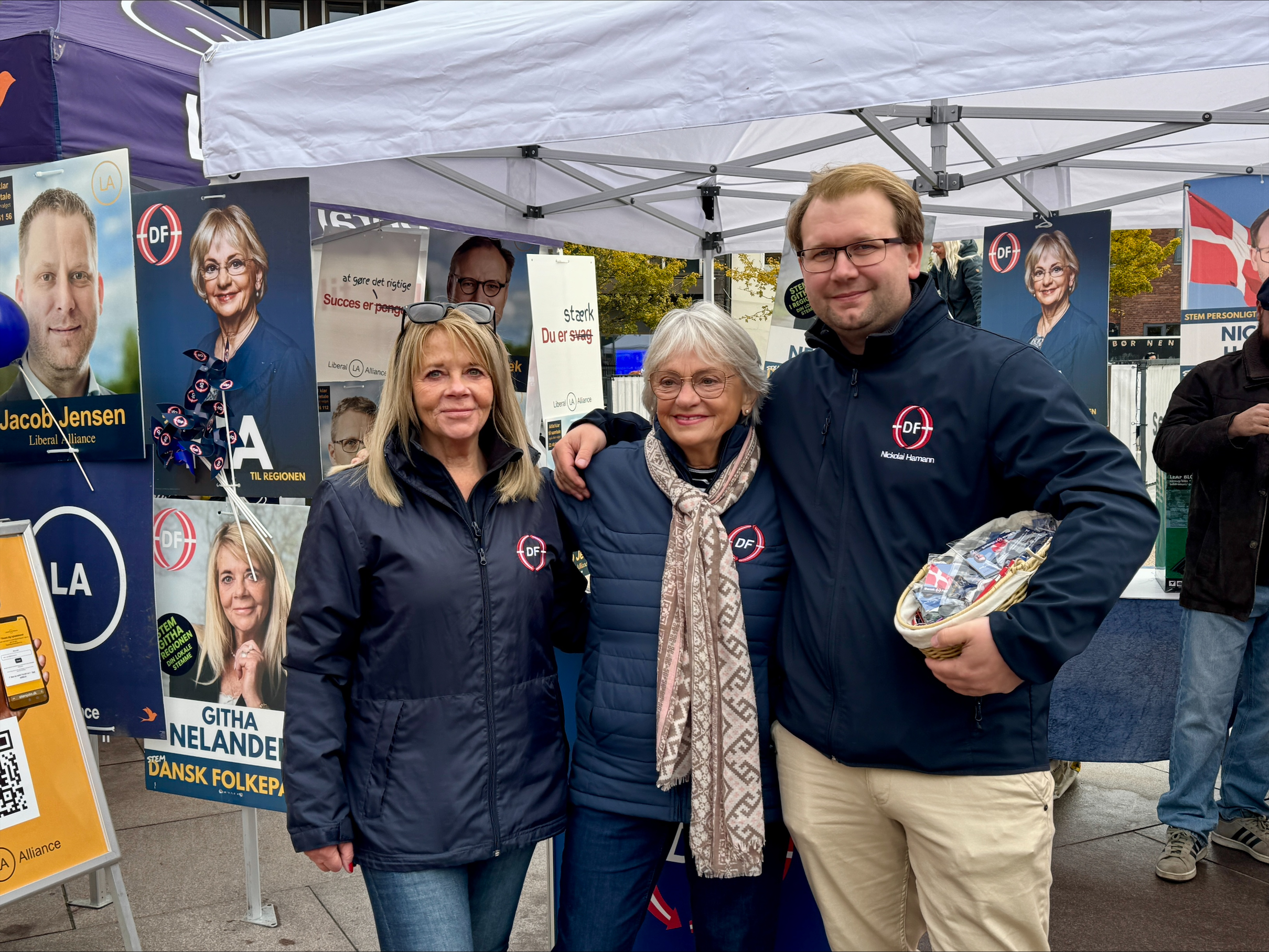 Dansk Folkepartis Githa Nelander, Pia Kjærsgaard og Nickolai Hamann under kommunalvalgkampen.