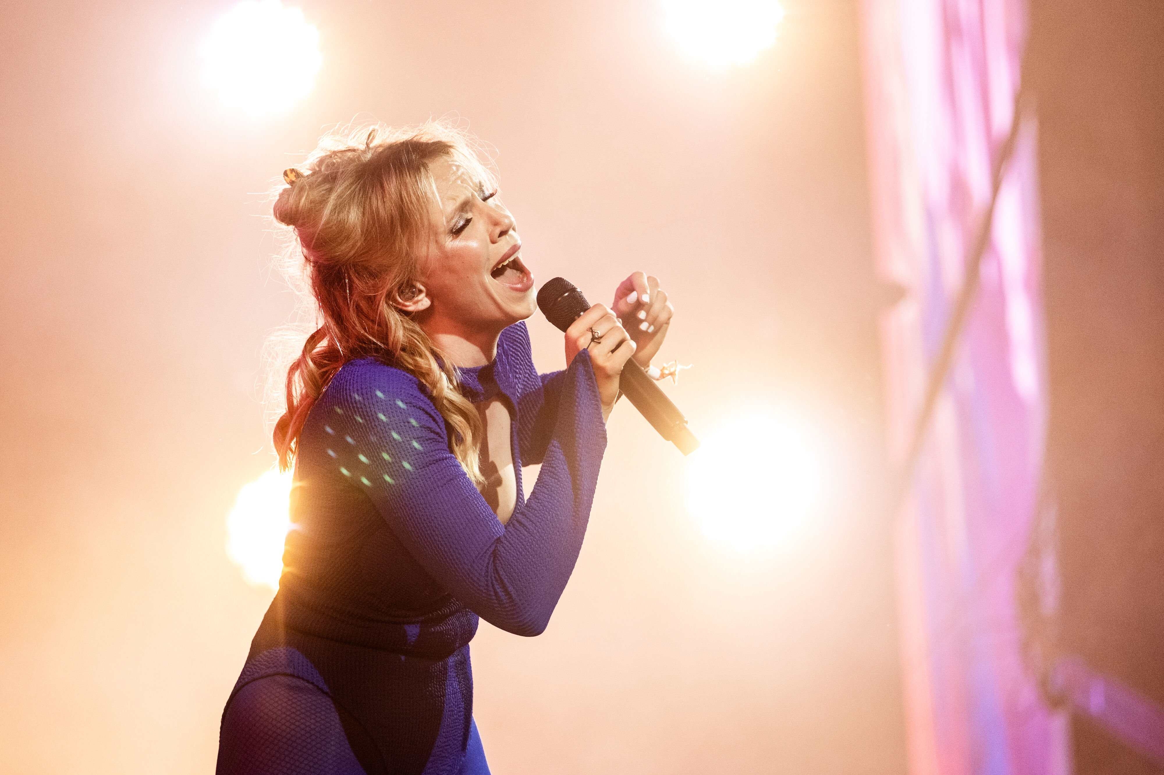 Emma Sehested Høeg spillede i 2025 på Arena-scenen på Roskilde Festival. Royal Arena venter i november næste år. (Arkivfoto).