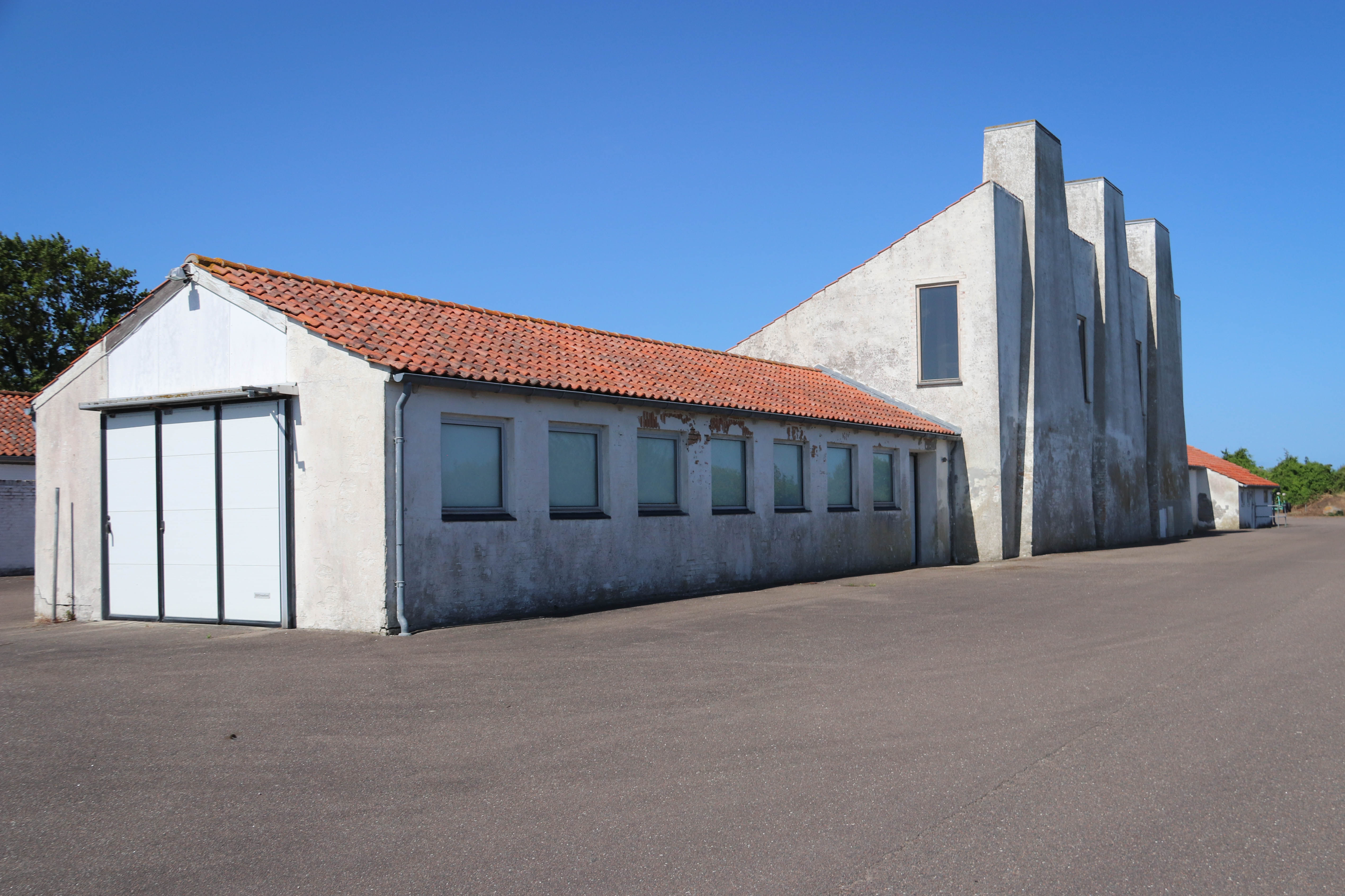 Røgeriet tegnet af arkitekt Arne Jacobsen er et ikonisk varetegn i Havnebyen på Sjællands Odde.