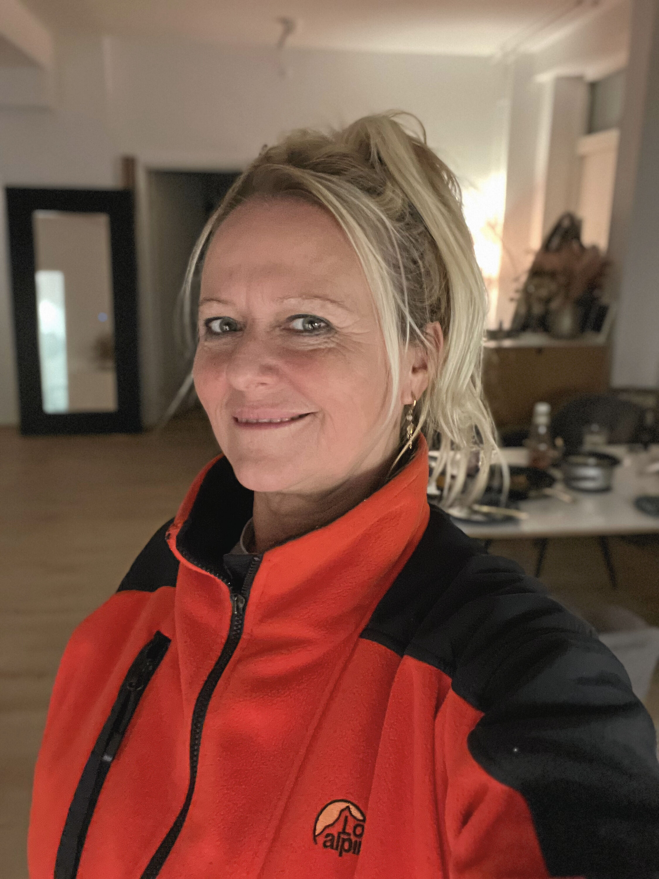 Maria Knakkergaard klædt i den røde jakke, der er identisk med den som broderen Michael var iklædt på sin sidste rejse