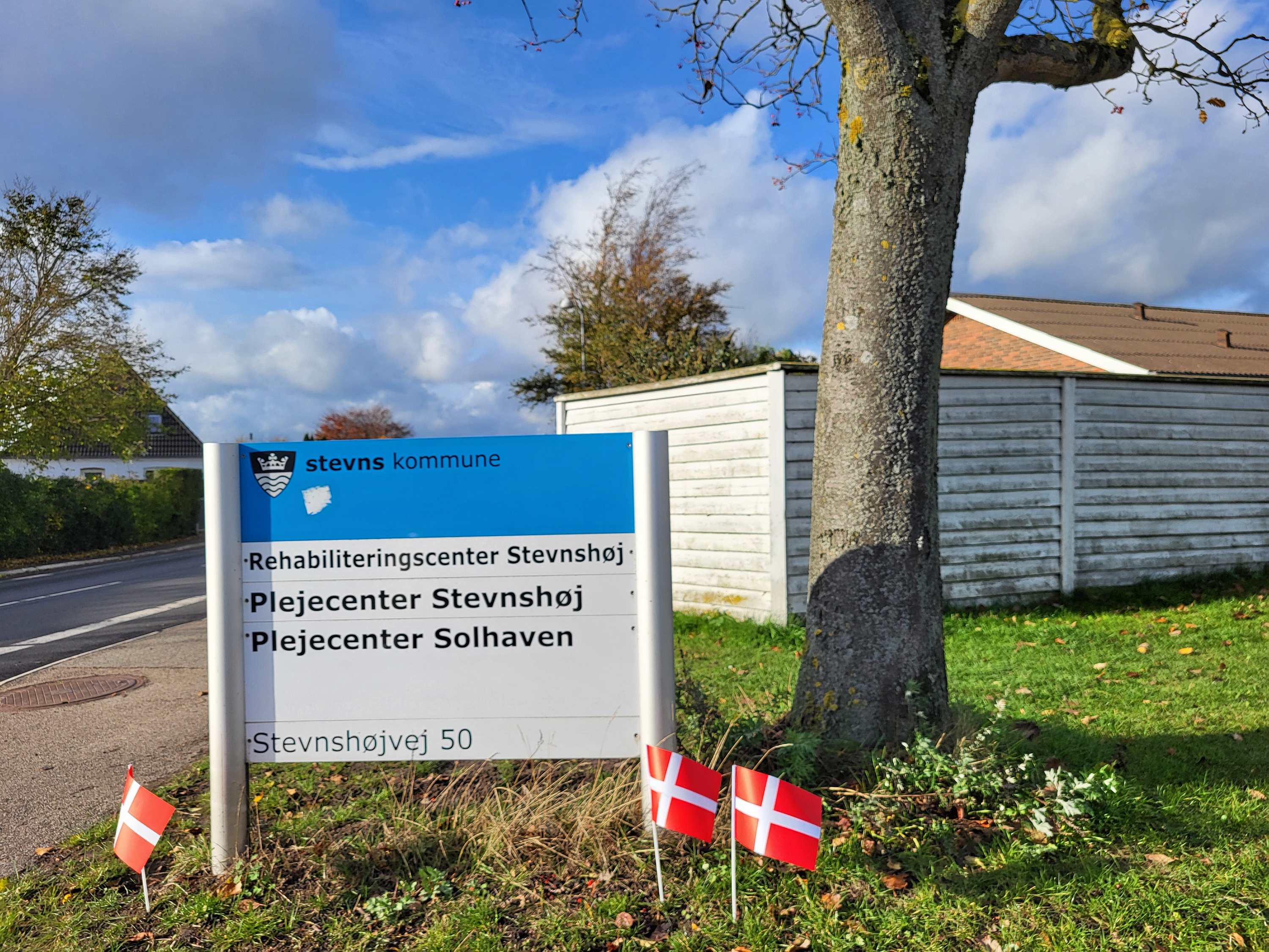Flag i anledning af Solhavens indvielse den 3. november 2025.