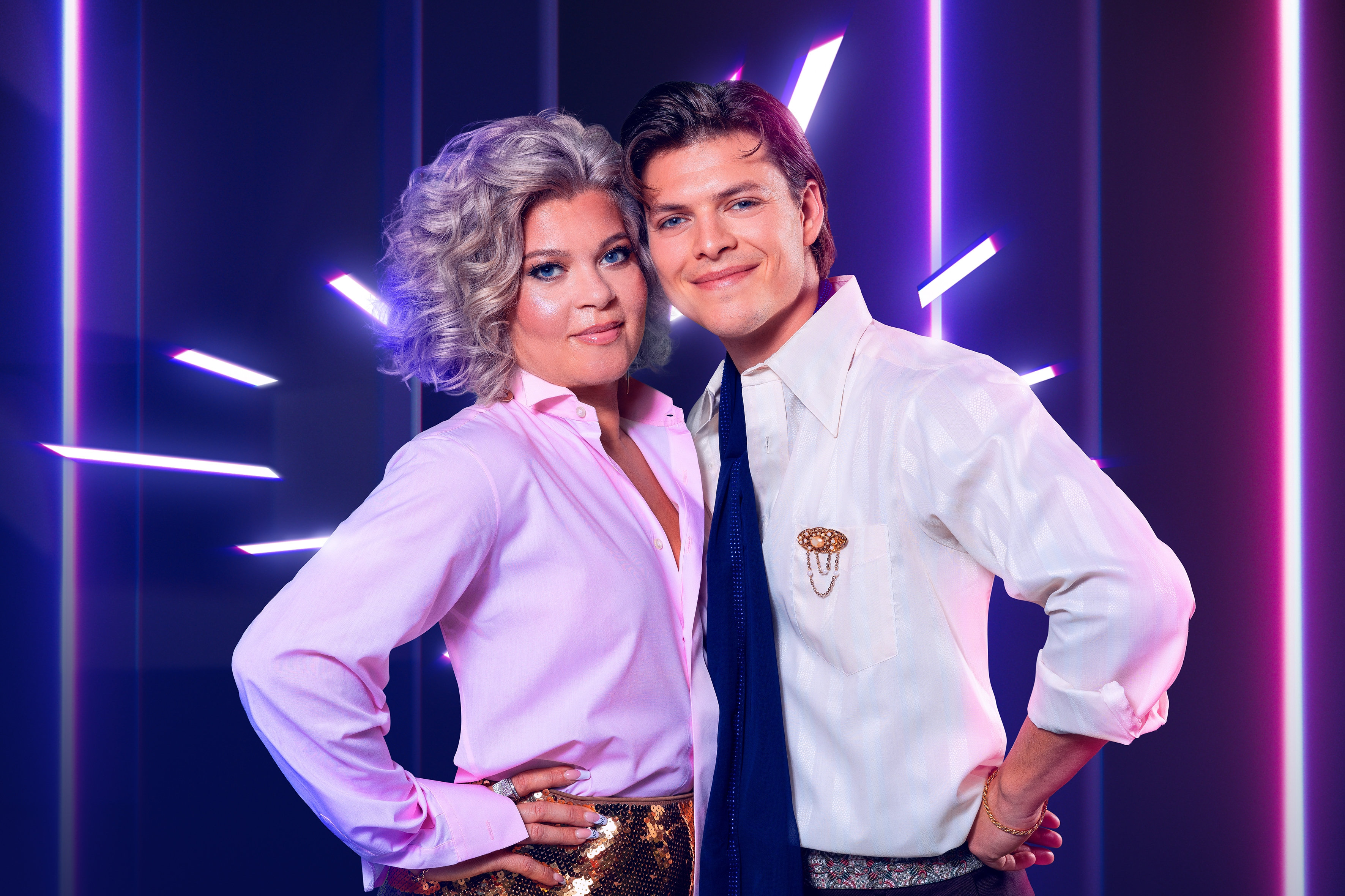 Når kameraerne blænder op for den 69. udgave af Dansk Melodi Grand Prix den 14. februar 2026, bliver det med tv- og radiovært Sara Bro og skuespiller Alex Høgh Andersen i front. (PR-foto).