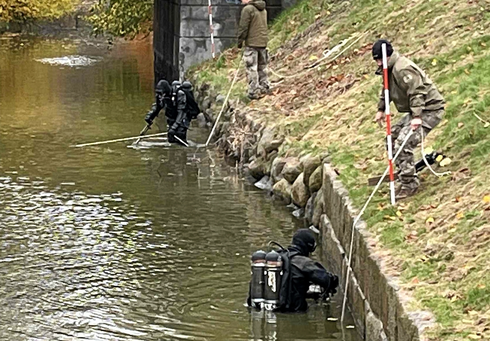 Dykkere fra Søværnet var i november sidste år i vandet med metaldetektorer ved Mølledammen i Frederiksværk. - Thomas Quvang Dykkere fra Søværnet var i november sidste år i vandet med metaldetektorer ved Mølledammen i Frederiksværk.