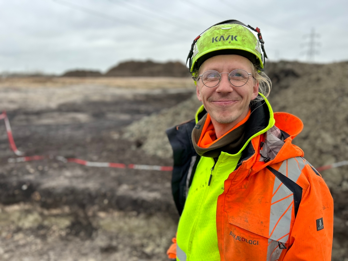 EN meget glad og stolt Daniel Teilmann, der er arkæolog på Kroppedal Museum.. - Kasper Ellesøe EN meget glad og stolt Daniel Teilmann, der er arkæolog på Kroppedal Museum..