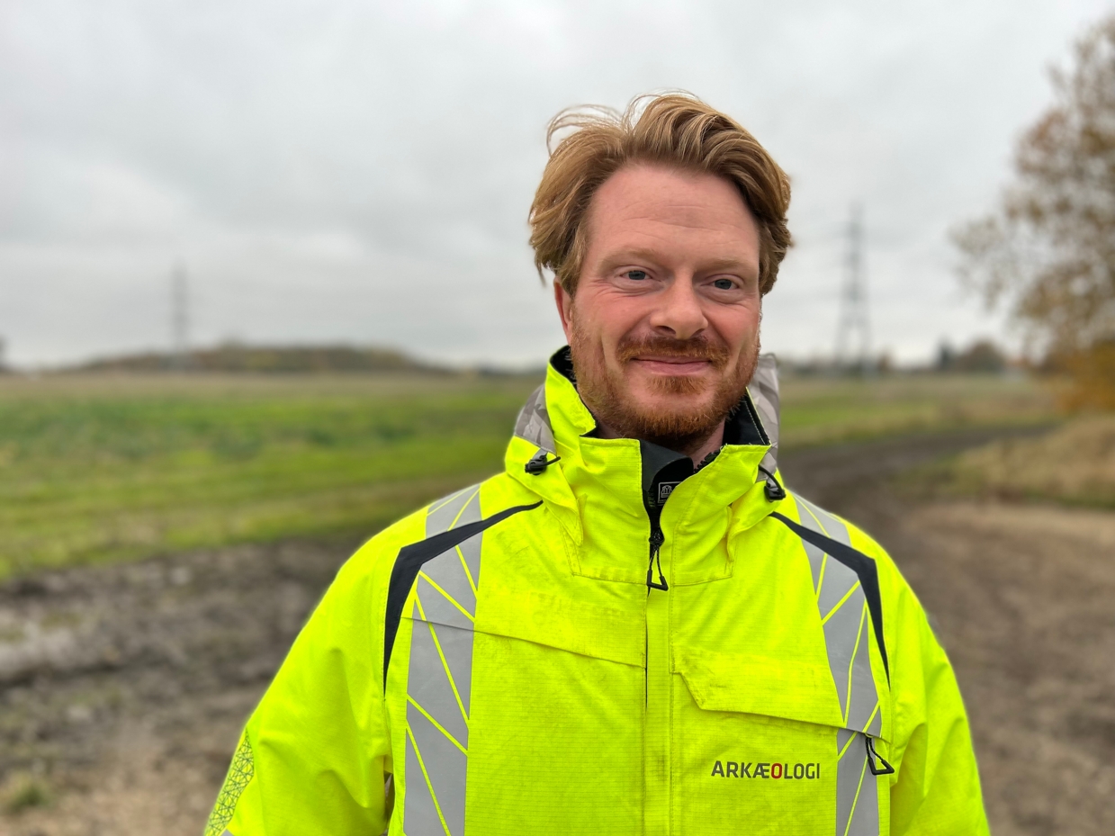 Tobias Mortensen, der til dagligt er arkæolog og museumsinspektør på Kroppedal Museum, er projektleder for udgravningen. - Kasper Ellesøe Tobias Mortensen, der til dagligt er arkæolog og museumsinspektør på Kroppedal Museum, er projektleder for udgravningen.