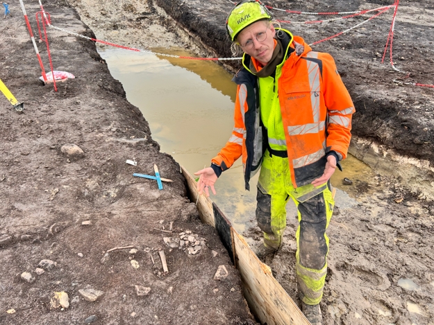 Daniel Teilmann viser fundet af skelettet frem. - Kasper Ellesøe Daniel Teilmann viser fundet af skelettet frem.