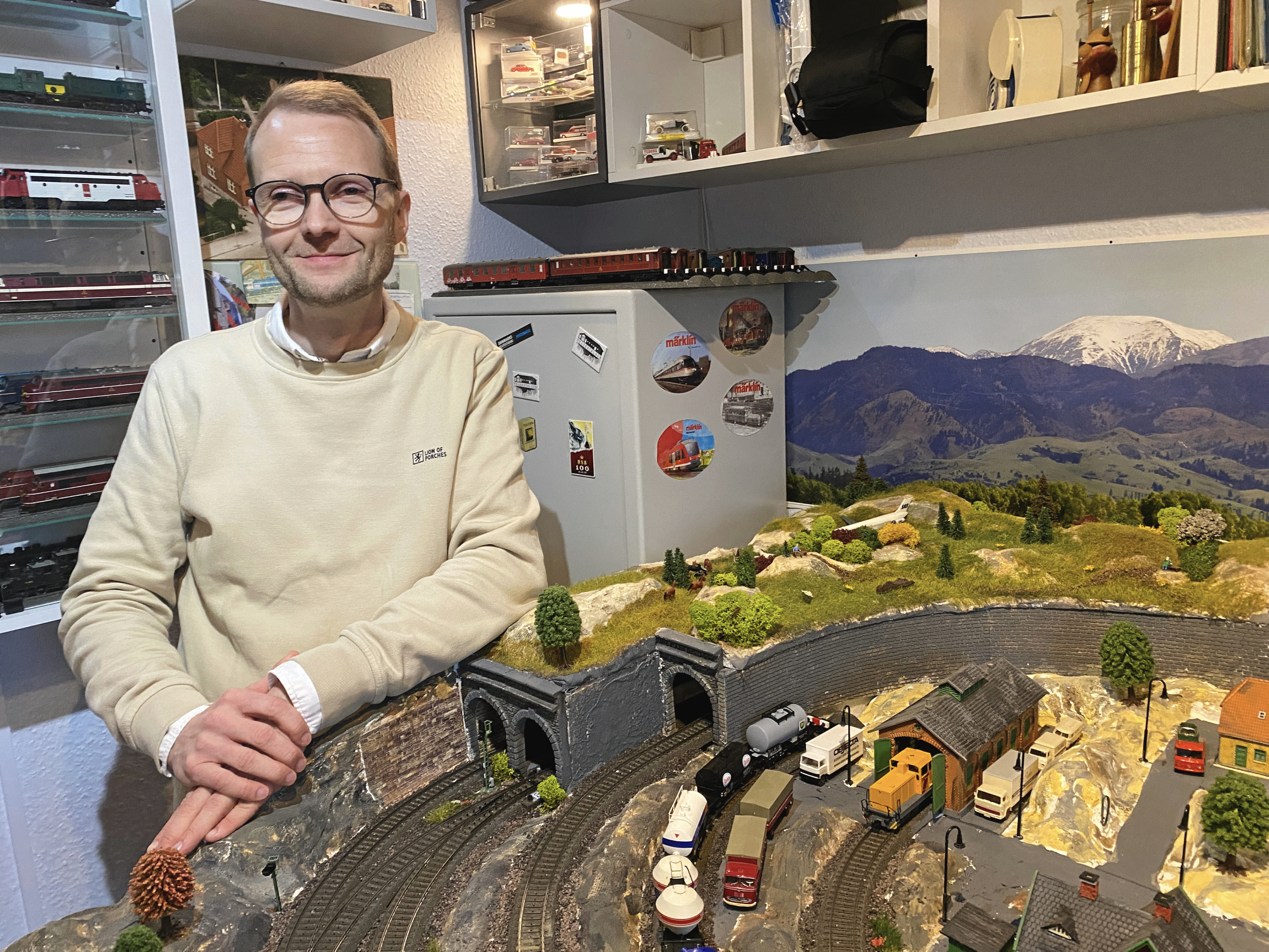 Når Kenneth Jensen (S) ikke er optaget af byrådsarbejdet, slapper han blandt andet af ved sin store modelbane. På lørdag fylder han 50 år.