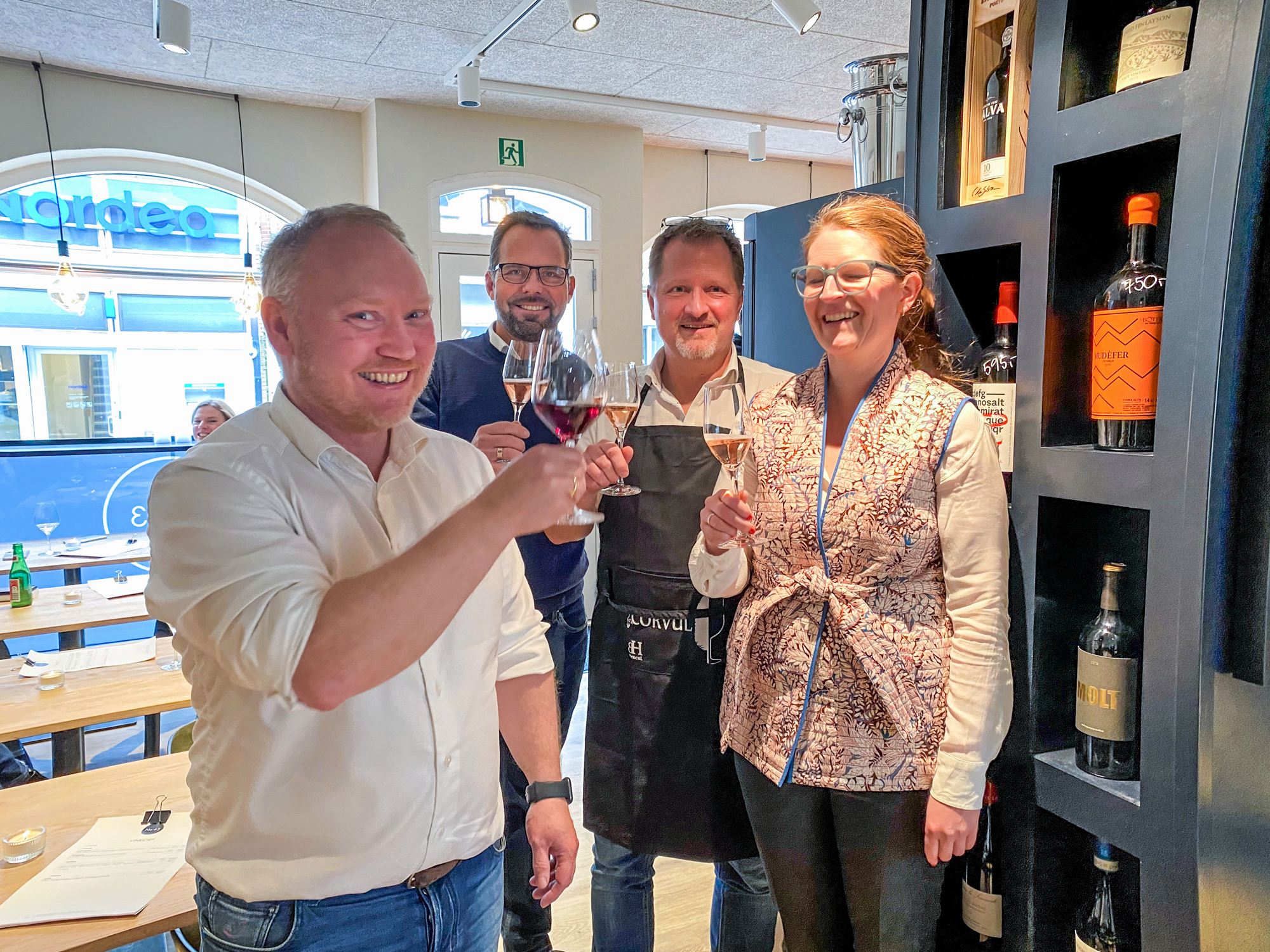 I starten af 2023 skålede ejerteamet bag No 43 ved åbningen i Hørsholm Fra venstre Brian Rasmussen, Jens Jakobsen, Christian Philip Jørgensen og Anne Rasmussen. Sidstnævnte var daglig leder det første års tid.