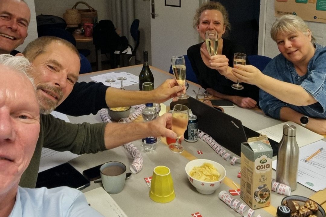 Bryan Karlqvist (nederst tv.), Morten Jansen (midtfor venstre), Carsten Spangsberg (øverst tv.), Mette Verner Terkelsen (bagerst th.) og Lone Duval Birk (forrest th.) har netop officielt stiftet Børns Voksenvenner Nordsjælland