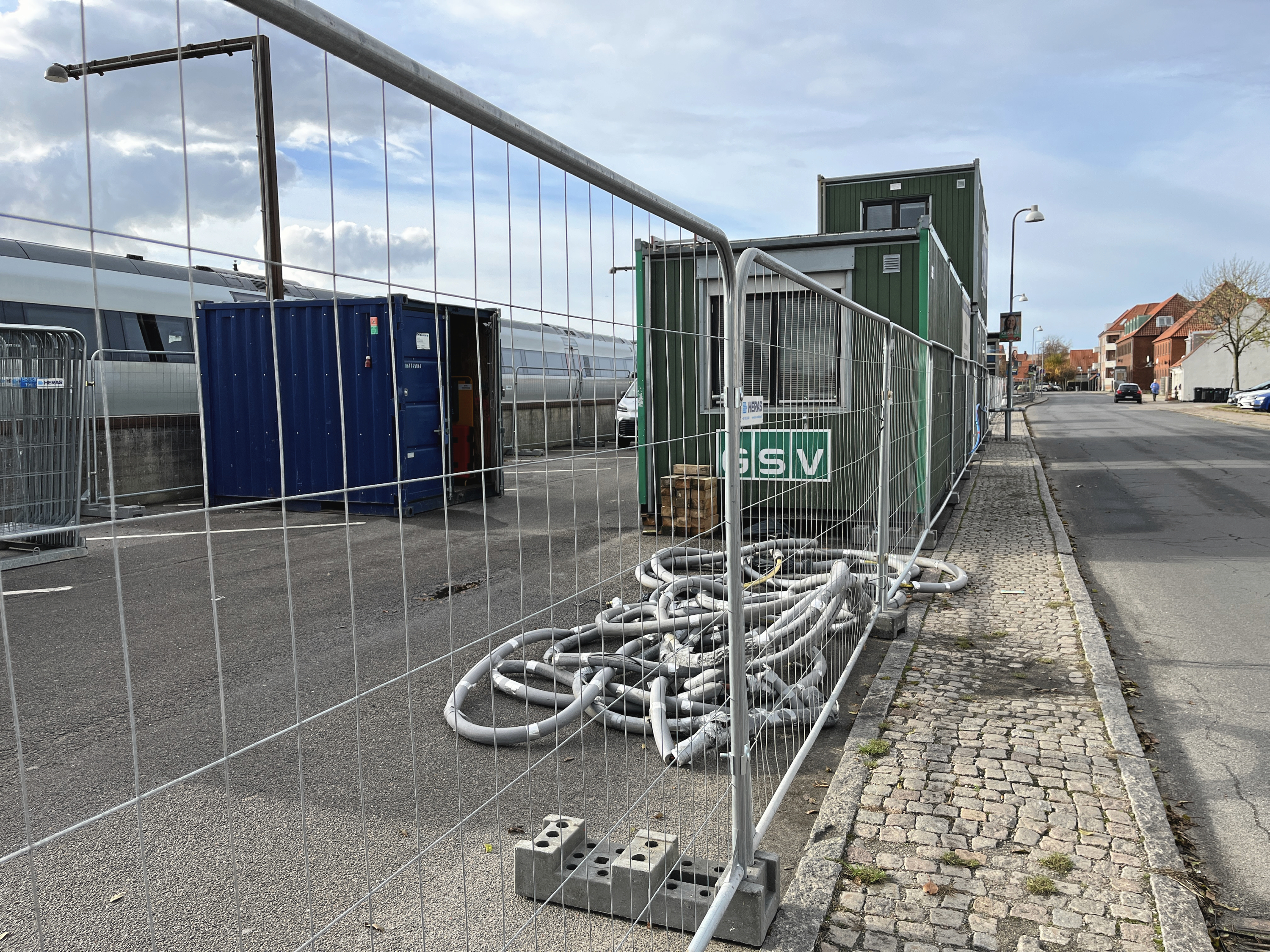 I Kalundborg kan de daglige rejsende nu se en byggeplads begynde at tage form ved siden af deres toge. Arbejdet med at renovere den slidte stationsbygning og området omkring er der nemlig for nylig blevet taget hul på.