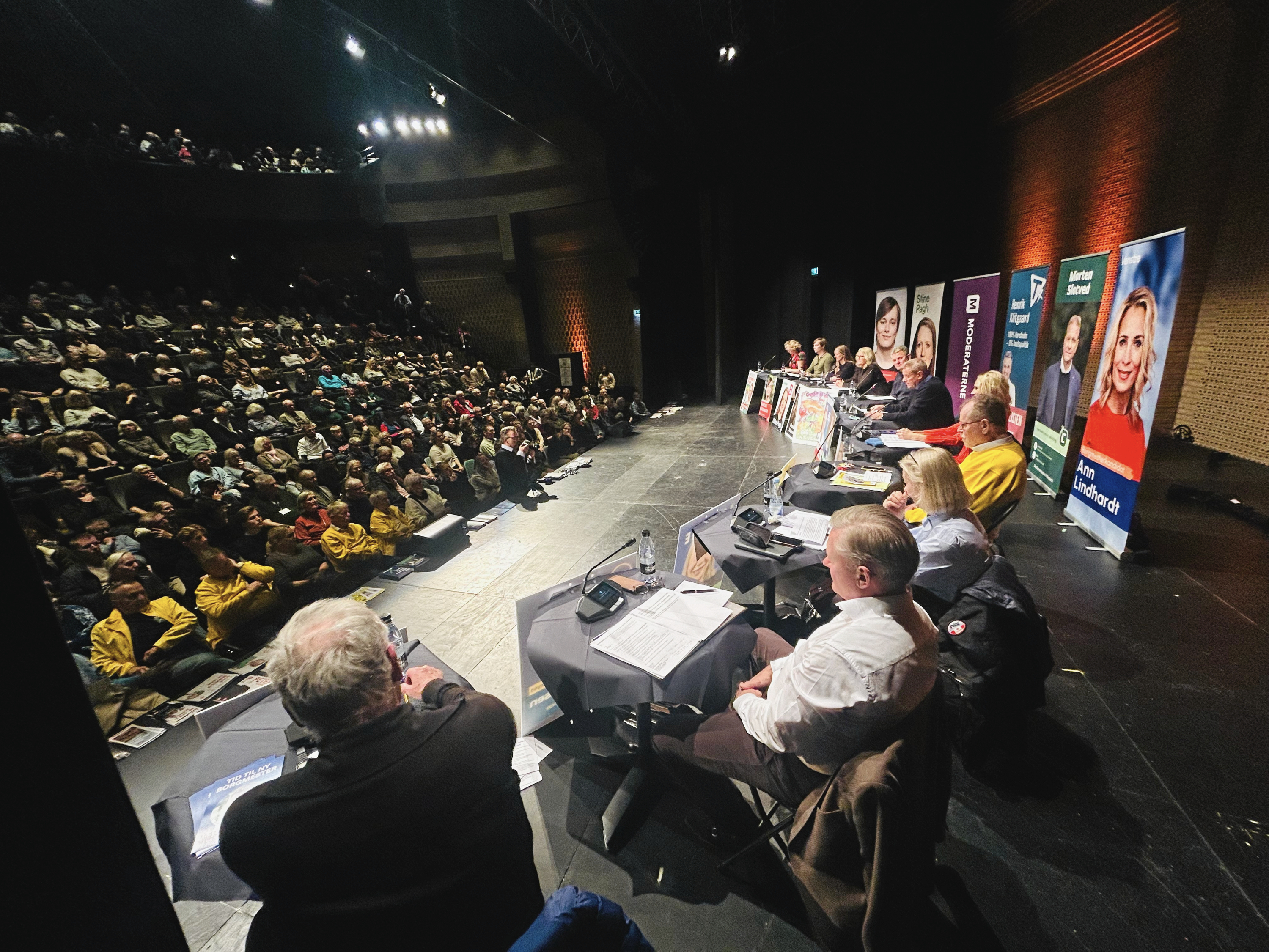 Trommen var fyldt til randen, da der tirsdag aften var valgmøde med de 11 spidskandidater.