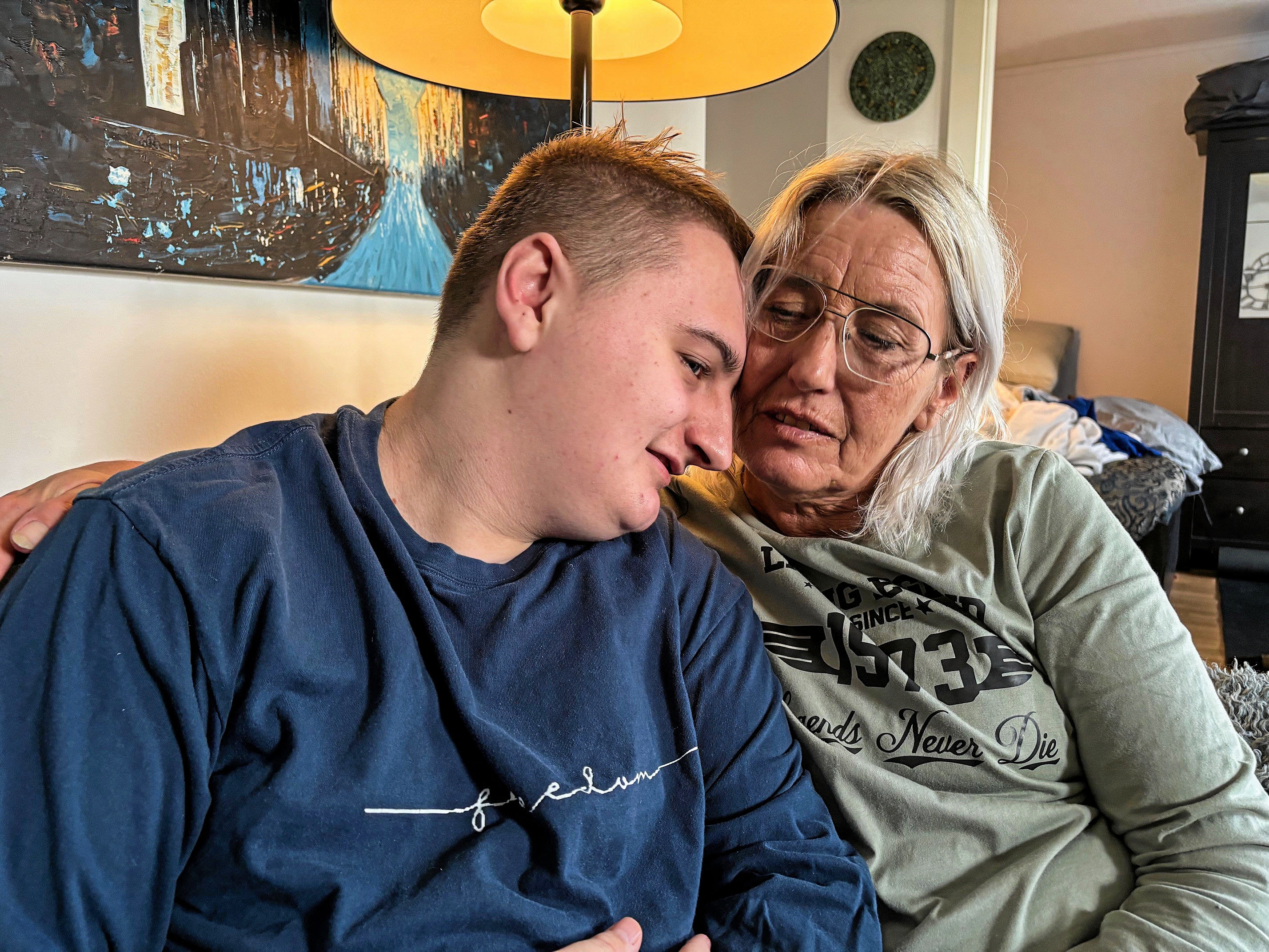 Hver dag begynder med et håb og ender i udmattelse - men opgiver gør Kamma Lund ikke, for nogle kampe kan ikke sættes på pause. Én af dem er hjælpen til sin 18-årige søn, Loke. - Kenneth Tanzer Hver dag begynder med et håb og ender i udmattelse - men opgiver gør Kamma Lund ikke, for nogle kampe kan ikke sættes på pause. Én af dem er hjælpen til sin 18-årige søn, Loke.