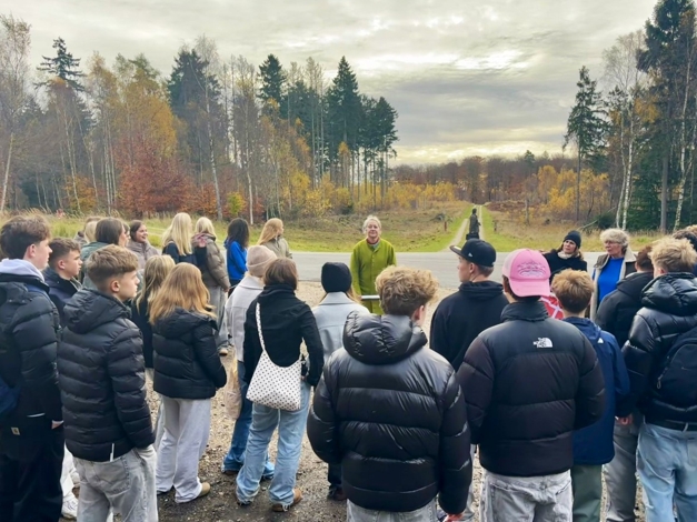 Eleverne fik et kort oplæg om områdets unikke historie. - Museum Nordsjælland Eleverne fik et kort oplæg om områdets unikke historie.