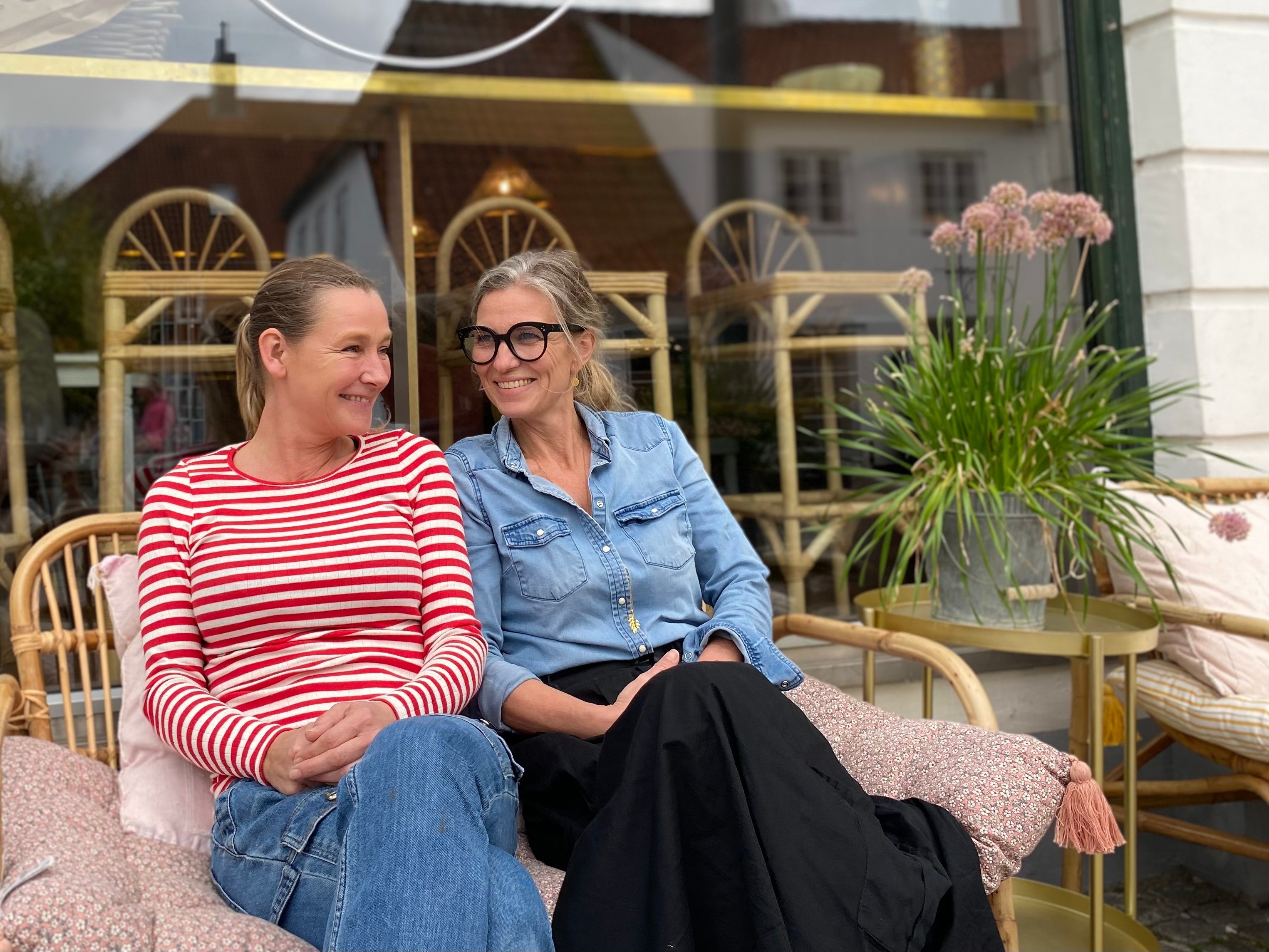 Malene Holm (til venstre) efterlyser en mere aktiv indsats fra kommunens side for at sikre Jernbanegades fremtid som handelsgade. Her ses hun sammen med Charlotte Kjeldsen, som hun har butikken &muchmore sammen med.