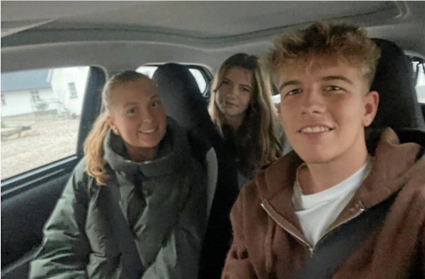 Tre studerende, Catalina, Malin og Jules, fra Midtsjællands Gymnasium i Ringsted, der bruger samkørsel.