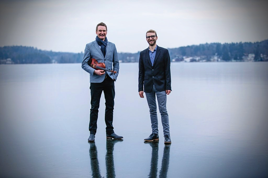 Kevin Henderson optræder med Neil Pearlman i Kulturhuset Rejsestalden i Jægerspris.