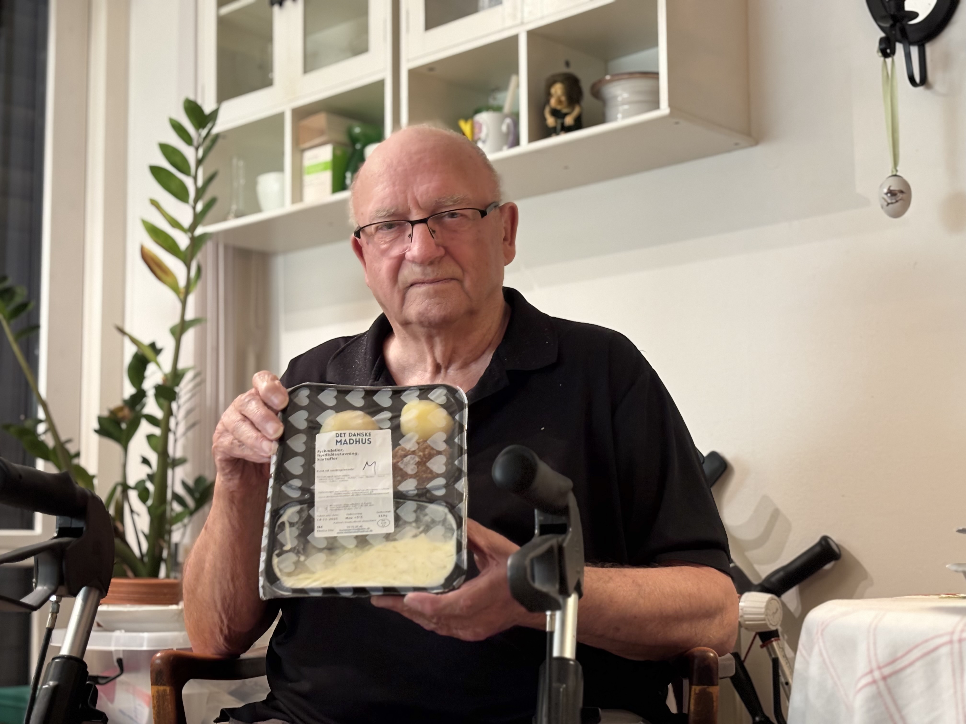 82-årige Ole Smedelund fra Ringsted med de frikadeller, der satte gang i sagen. Forvaltningen ændrede leveringsfrekvensen uden politisk godkendelse. Nu kan hele udbuddet blive sendt om.