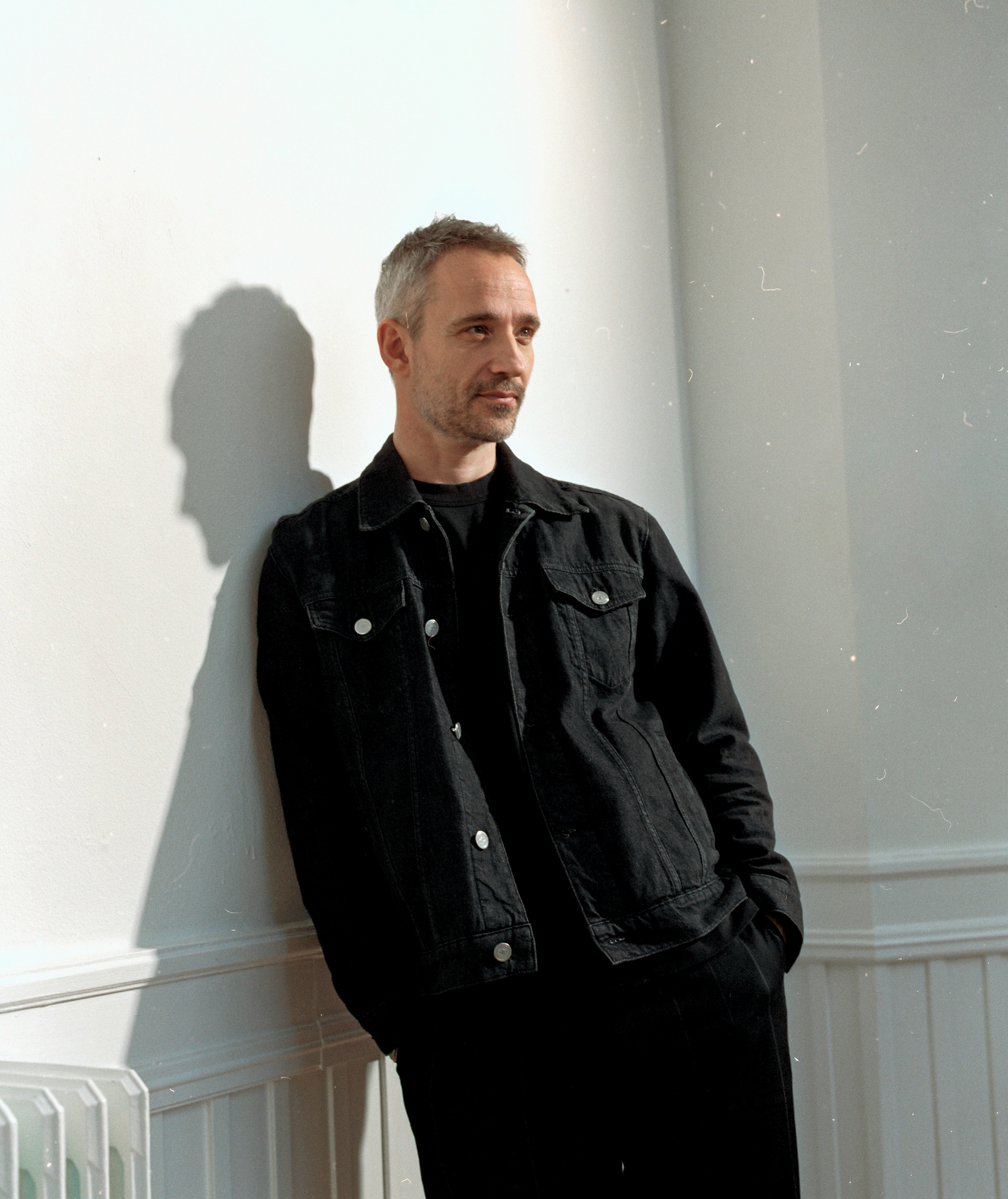 - Jeg glæder mig til at komme rundt og spille en masse af sangene fra mit nyeste album sammen med alle de gamle, der stadigvæk stortrives, siger Rasmus Walter