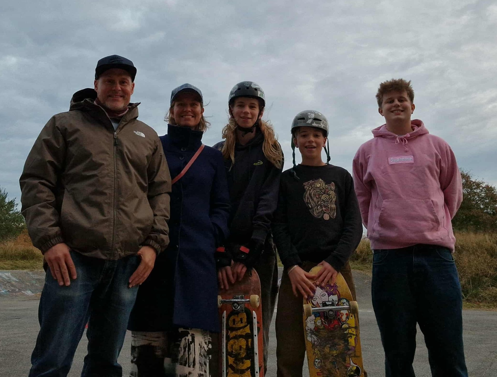 Fem ud af syv medlemmer af Humlebæk Riders’ bestyrelse stående i den eksisterende park. Fra venstre: Formand Anders Koch Madsen, Næstformand Julie Ninn-Hansen, ungerepræsentanter Erik Peitersen og Elliott Berg Torsbakke og bestyrelsesmedlem Isak Øland.