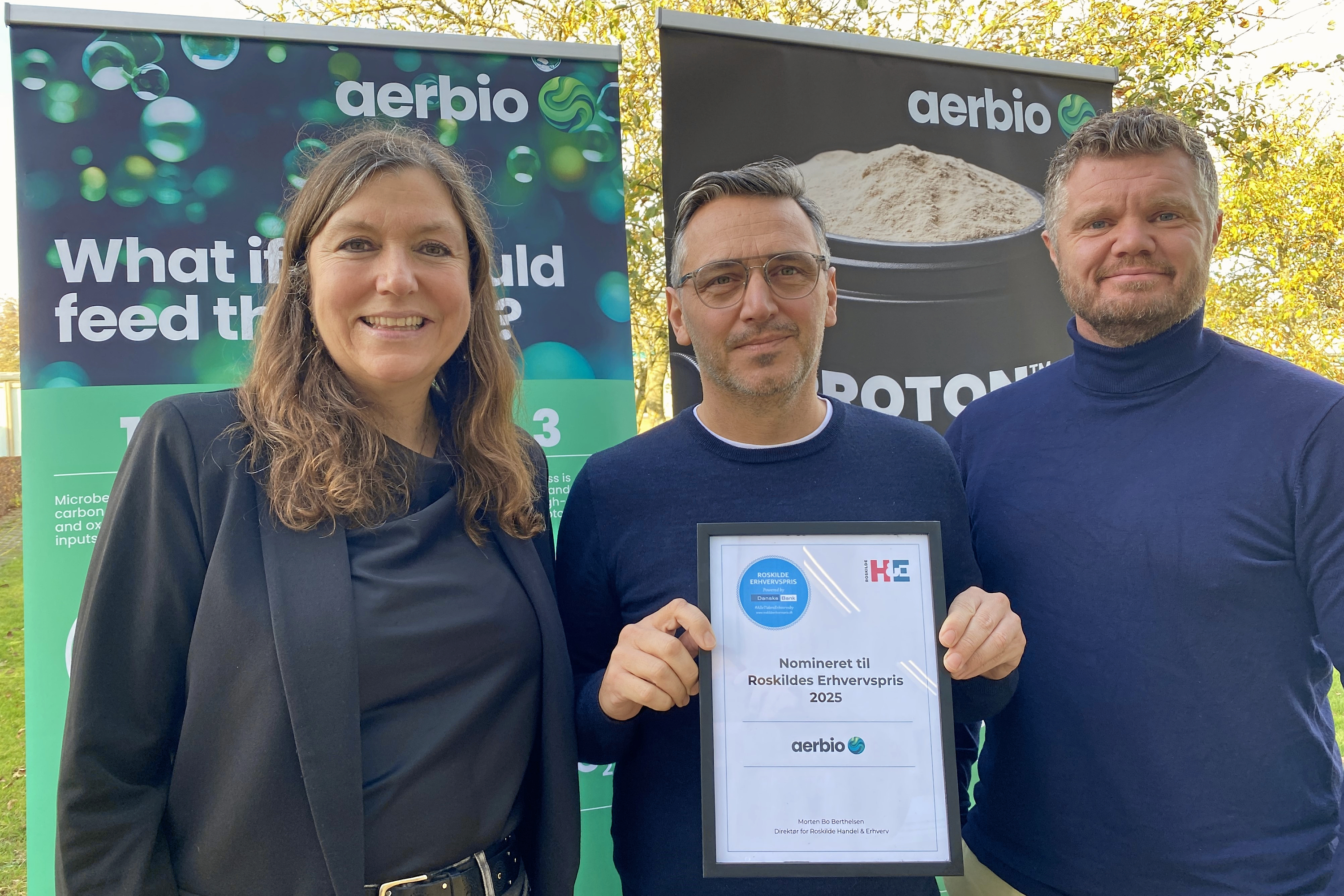 Aerbio er nomineret til Roskilde Erhvervspris. I midten ses administrerende direktør Kaspar Kristiansen sammen med Eva B. Jensen fra Danske Bank og Nikolaj Worch fra Roskilde Handel & Erhverv.