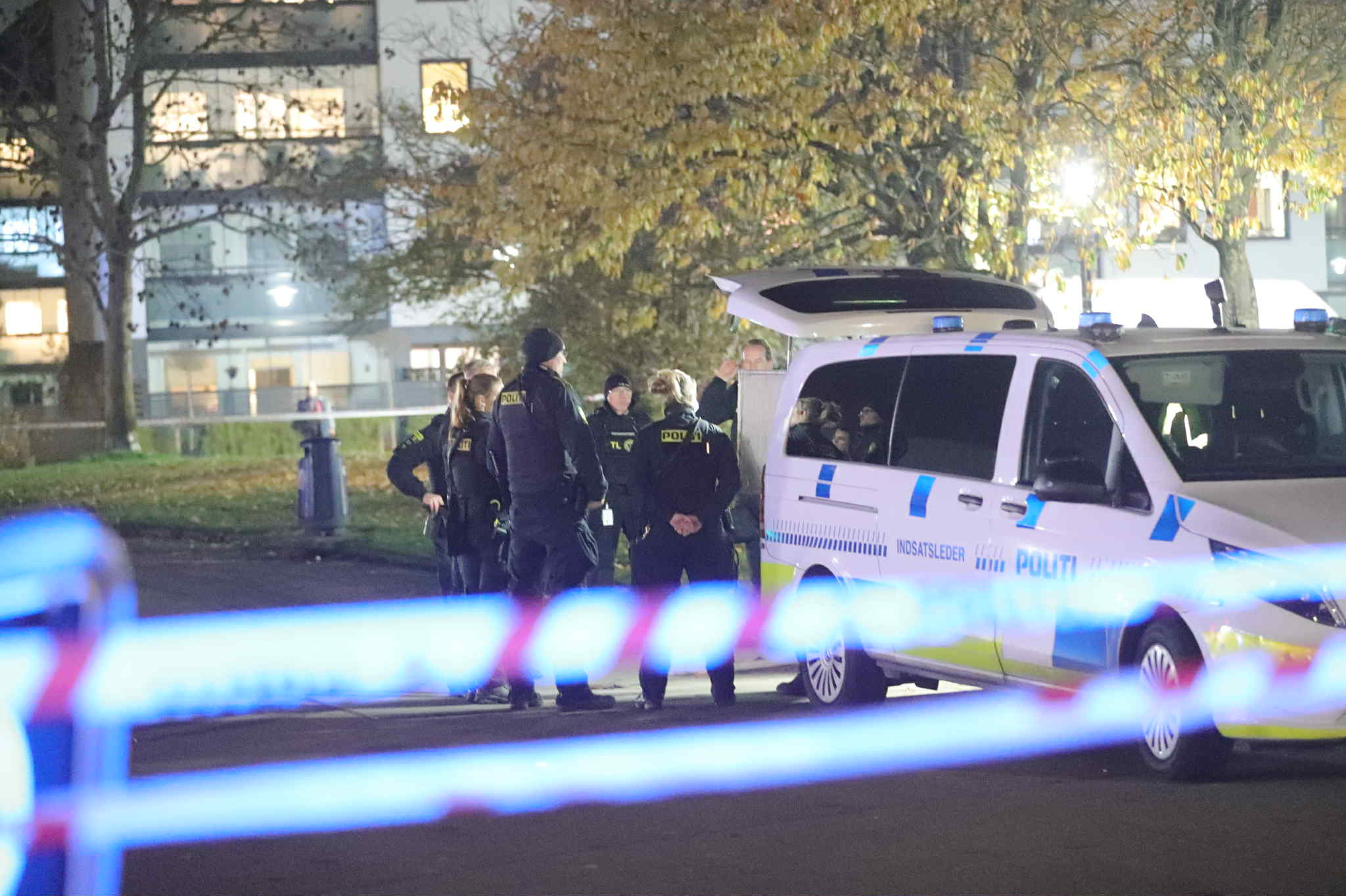 Den sårede er blevet kørt til hospitalet.