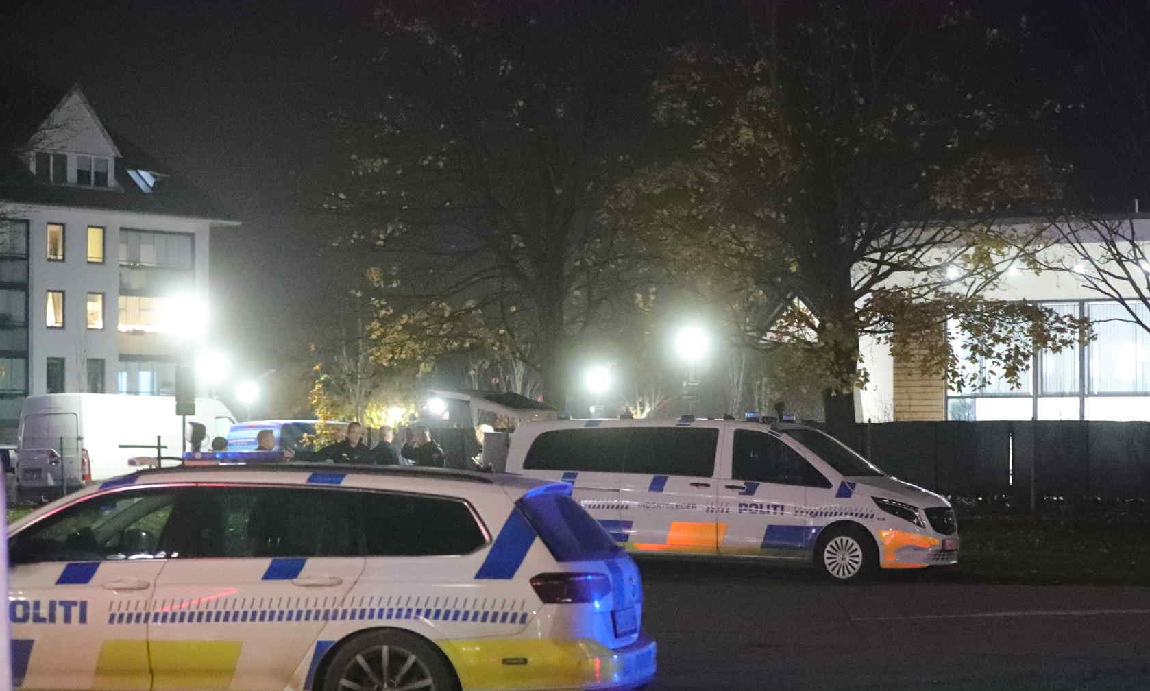 Politiet anholdt allerede om aftenen og natten to mistænkte mænd. Den ene er løsladt og ude af sagen, men den anden nu er blevet tiltalt for planlagt drab. - Presse-fotos.dk Politiet anholdt allerede om aftenen og natten to mistænkte mænd. Den ene er løsladt og ude af sagen, men den anden nu er blevet tiltalt for planlagt drab.