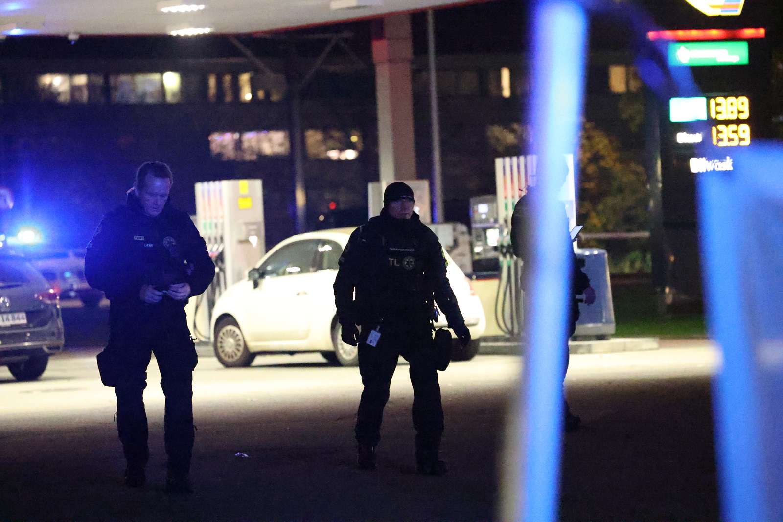 Politifolk på tankstationen, hvor skyderiet skete kort før klokken 17 den 7. november sidste år. Offeret afgik ved døden en time senere.