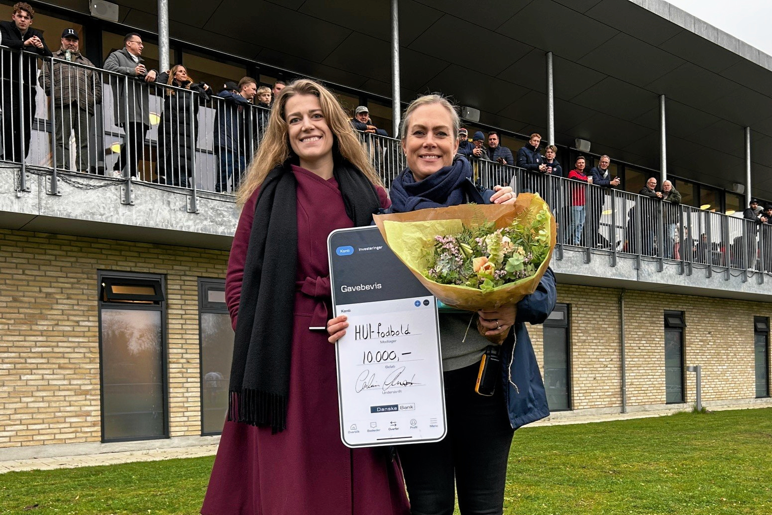 Katja Loran (th.), næstformand i HUI, fik lørdag overrakt 2025-prisen som årets frivillige leder i Hørsholm af Caroline Victoria Christensen (S), formand for Sports-, Sundheds og Kulturudvalget.