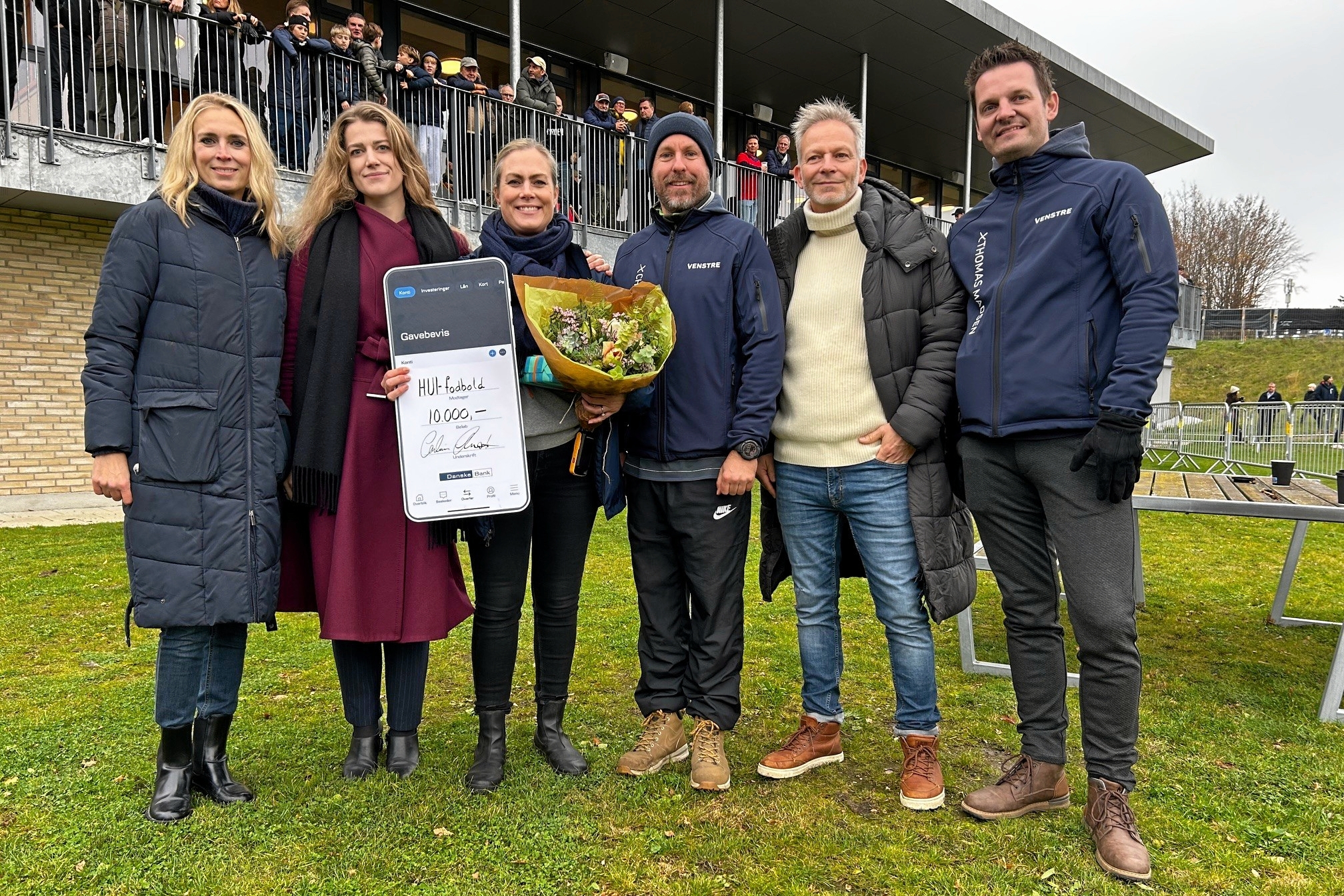 Sports-, Sundheds- og Kulturudvalget var samlet til prisoverrækkelsen. Fra venstre Ann Lindhardt (V), formand Caroline Victoria Christensen (S), prismodtager Katja Loran (HUI), Christian Wikström (V), Esben Dyekjær (K) og Thomas Madsen (V). - Presse Sports-, Sundheds- og Kulturudvalget var samlet til prisoverrækkelsen. Fra venstre Ann Lindhardt (V), formand Caroline Victoria Christensen (S), prismodtager Katja Loran (HUI), Christian Wikström (V), Esben Dyekjær (K) og Thomas Madsen (V).