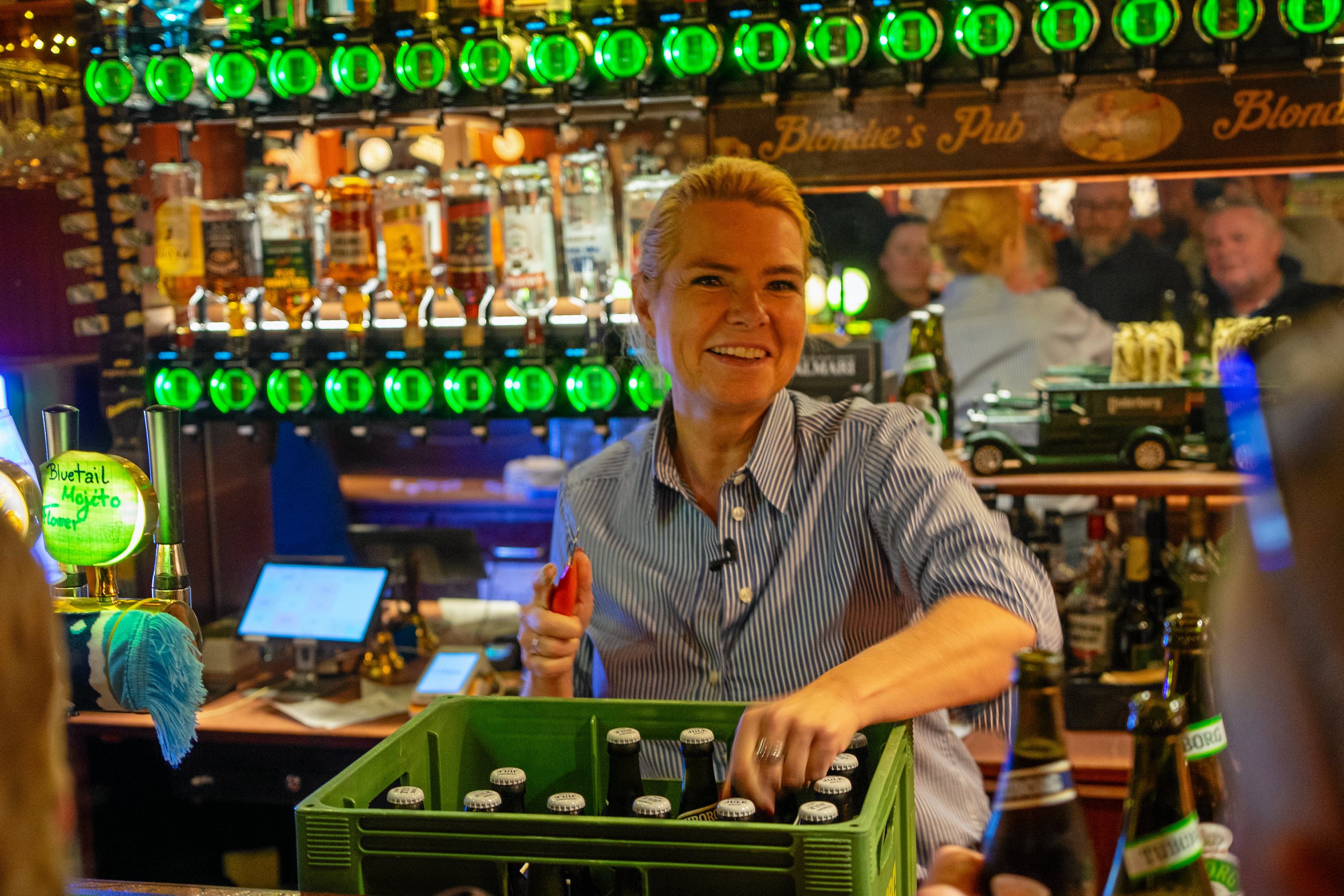 Inger Støjberg delte julebryg ud på Blondie's Pub.