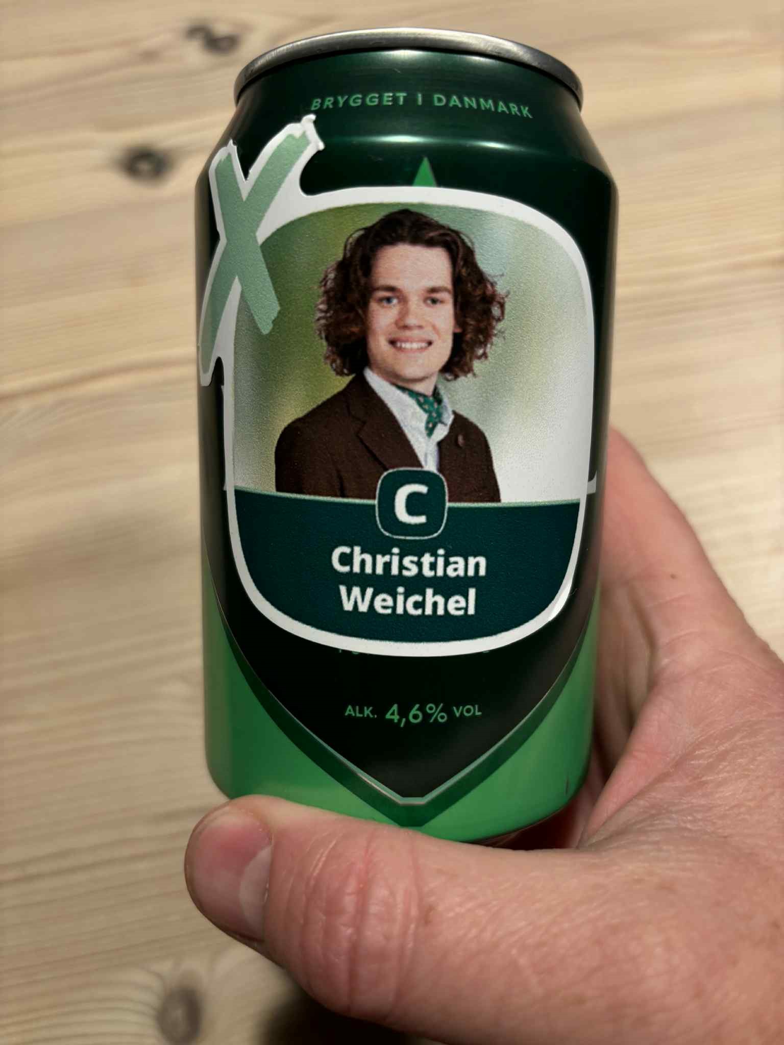 Denne grønne pilsnerøl med den den konservative topkandidat klistret på har skabt en voldsom debat.