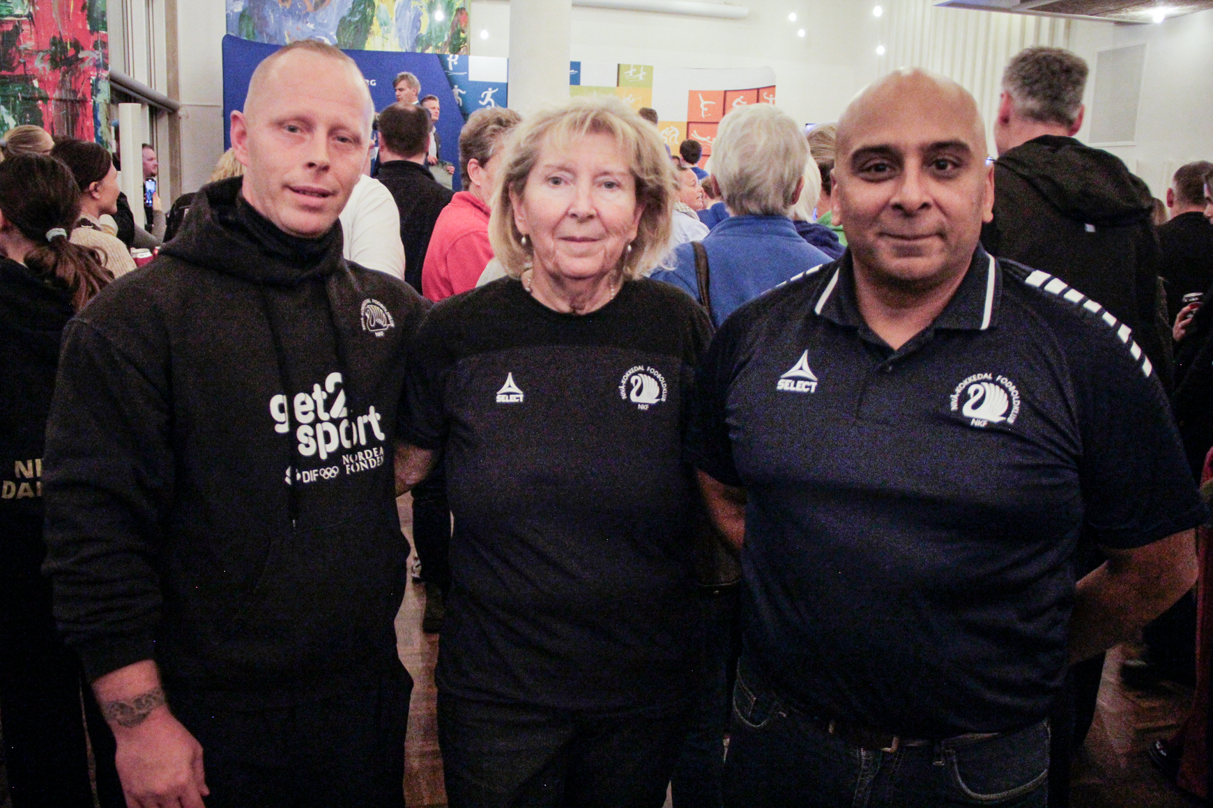 Kim Nielsen (til venstre), der er formand i Nivå-Kokkedal Fodboldklub, sammen med bestyrelsesformand Berit Jakobsen og ungdomsformand Rudi Narine ved prisoverrækkelsen på rådhuset forleden.