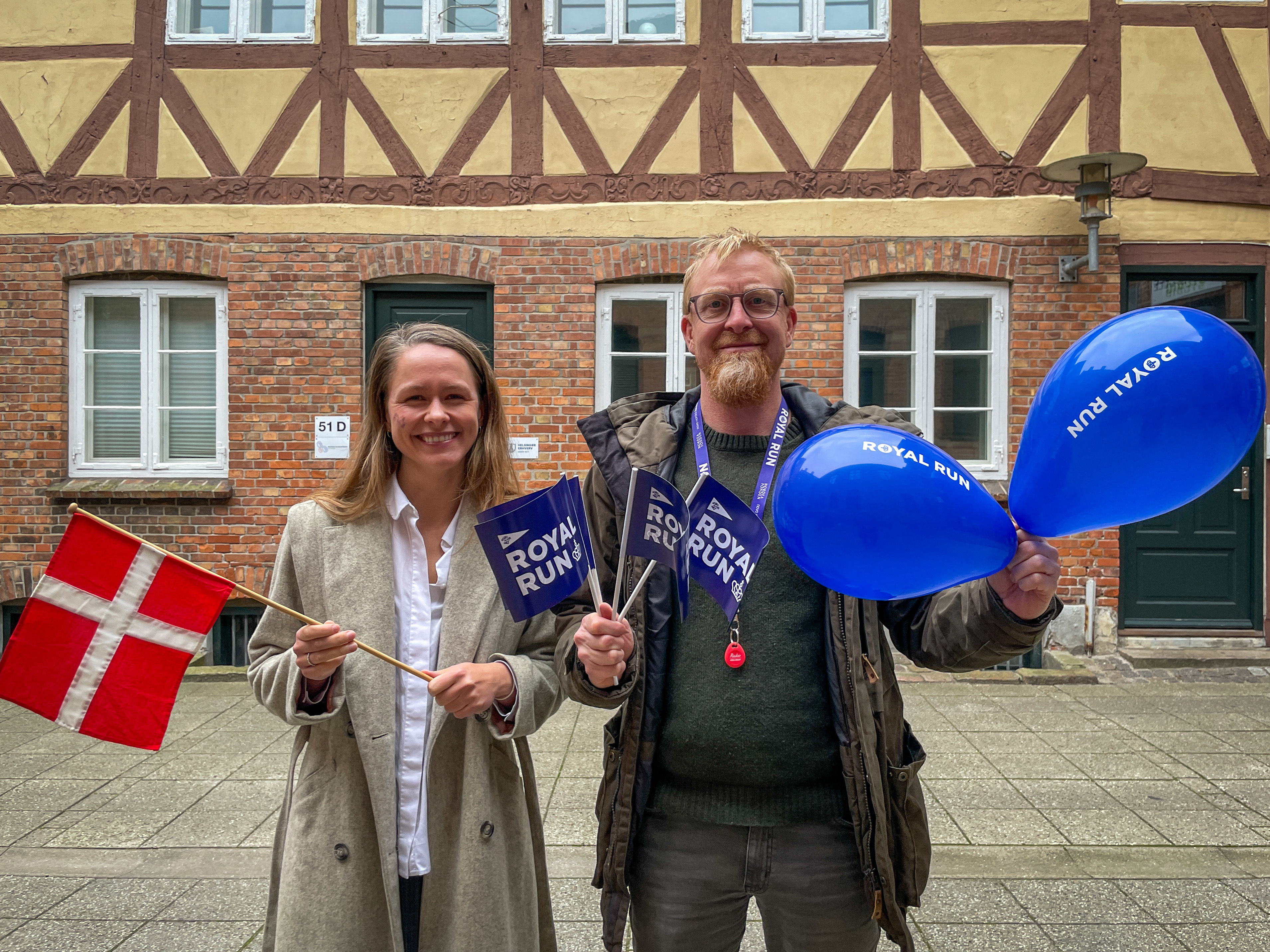 Helsingør Kommunes projektledere på henholdsvis Royal Run og Købstadsjubilæum, Lasse Rye Rasmussen og Caroline Erritzøe foran Stengade 51 hvor fonden har til huse.