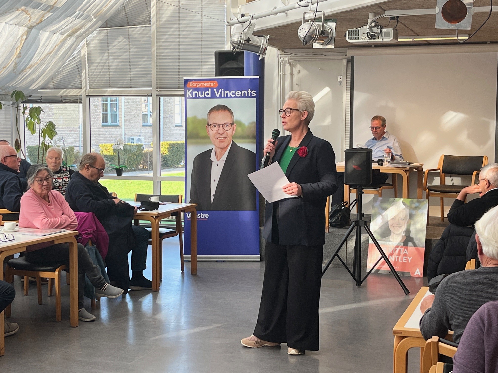 Borgmesterkandidat Britta Huntley S) og borgmester Knud Vincents (V) skiftedes til at være på gulvet og svare på mange spørgsmål under det utætte tag i Kongehavecentret.