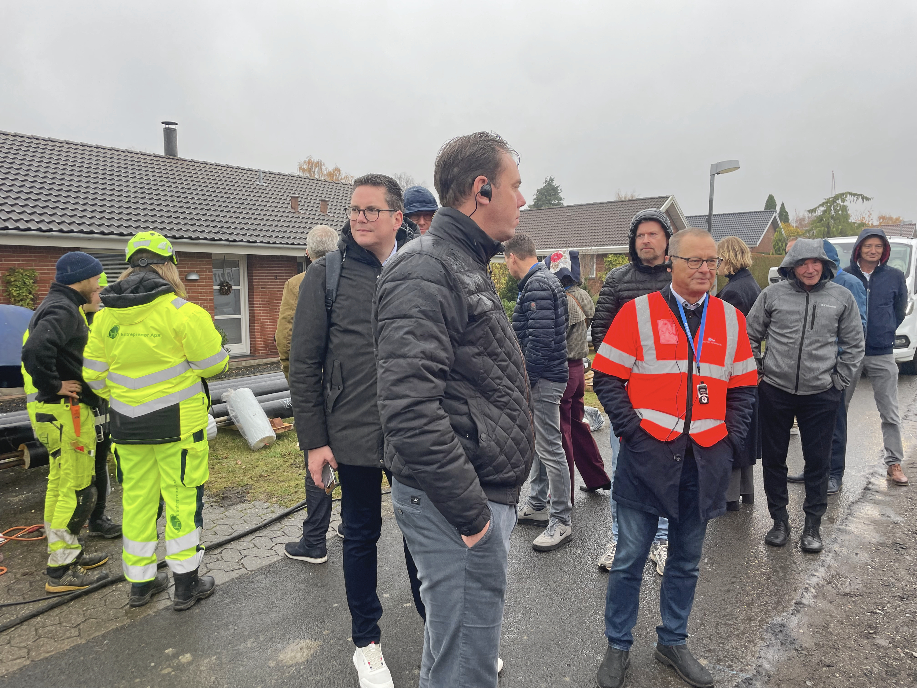 En busfuld hollændere kigger på fjernvarmerør i Næstved, assisteret af direktør i Næstved Fjernvarme, Jens Andersen.