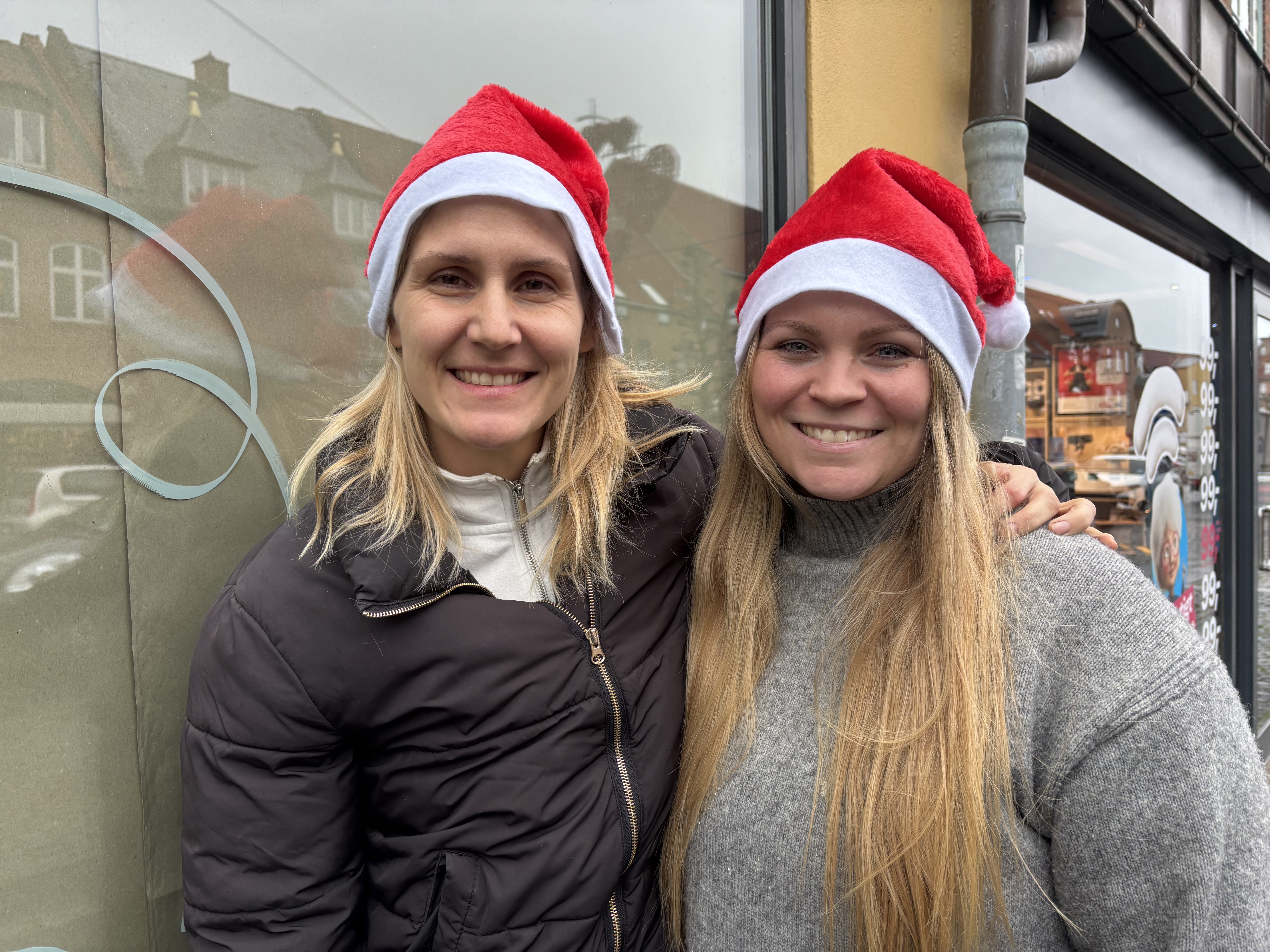 Jeanette Hansen (tv.) og Signe Kildegaard Goldbæk åbner snart for 'Julemandens Værksted'.