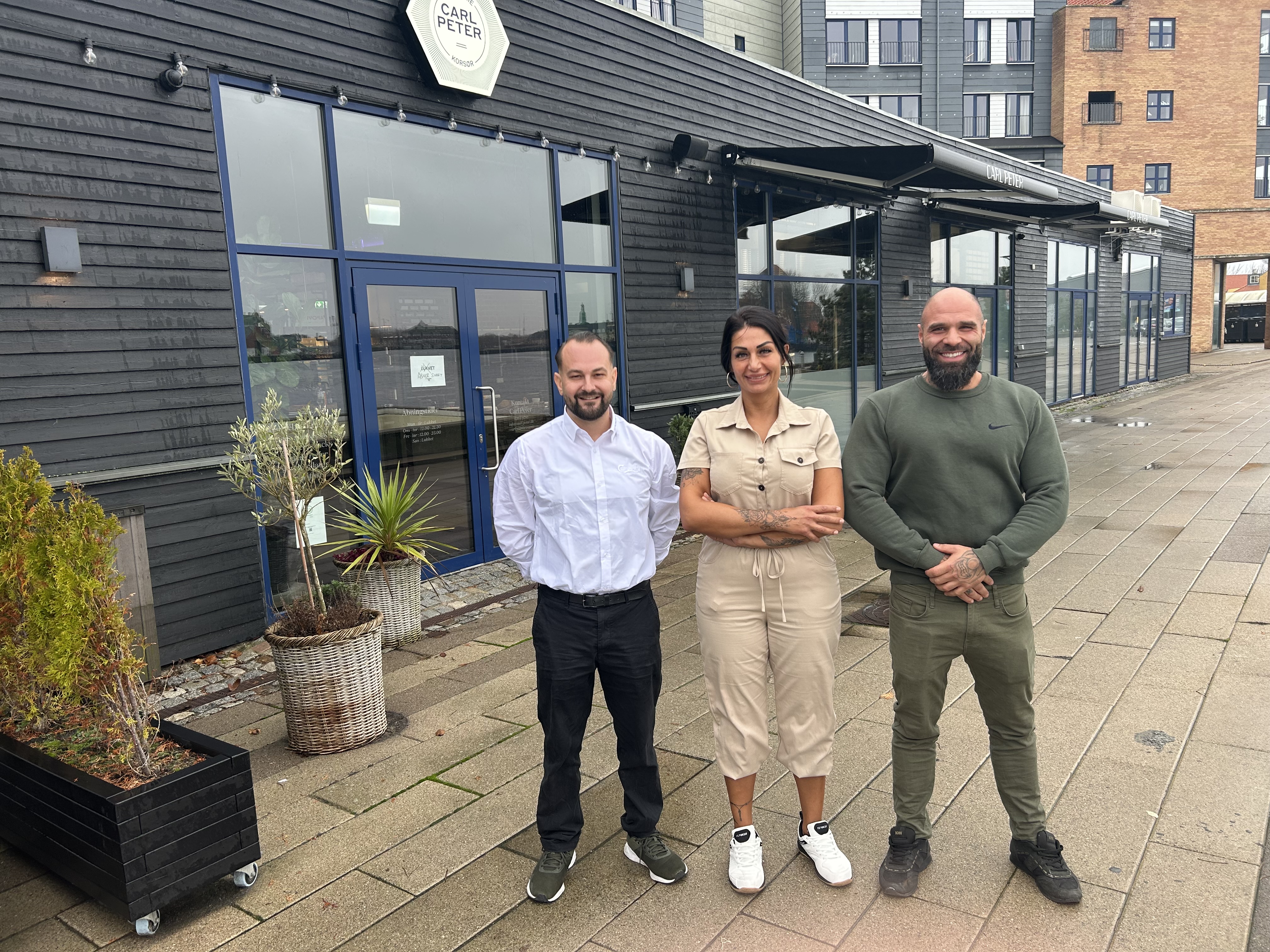 Nogle af kræfterne bag det ny Carl Peter i Korsør. Fra venstre ejer Ismail Demirci, restaurantchef Belgin Ucar, og Firat Yusal, som står for stedets sikkerhed, når der afvikles events.