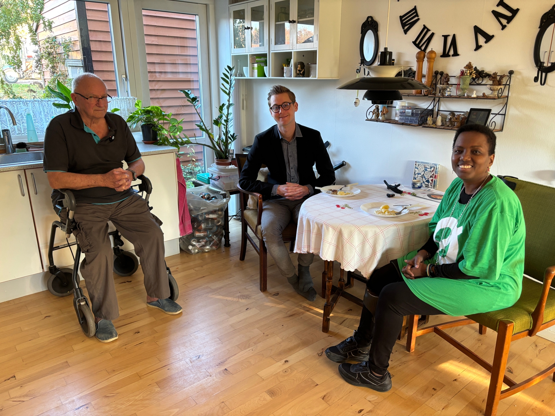 Ole Smedelund fik besøg af byrådsmedlemmerne Benjamin Pedersen (K) og Mona Musse (EL), som satte sig til bords for at smage på kommunens madordning, som mødte kritik. - Palle Demant Ole Smedelund fik besøg af byrådsmedlemmerne Benjamin Pedersen (K) og Mona Musse (EL), som satte sig til bords for at smage på kommunens madordning, som mødte kritik.