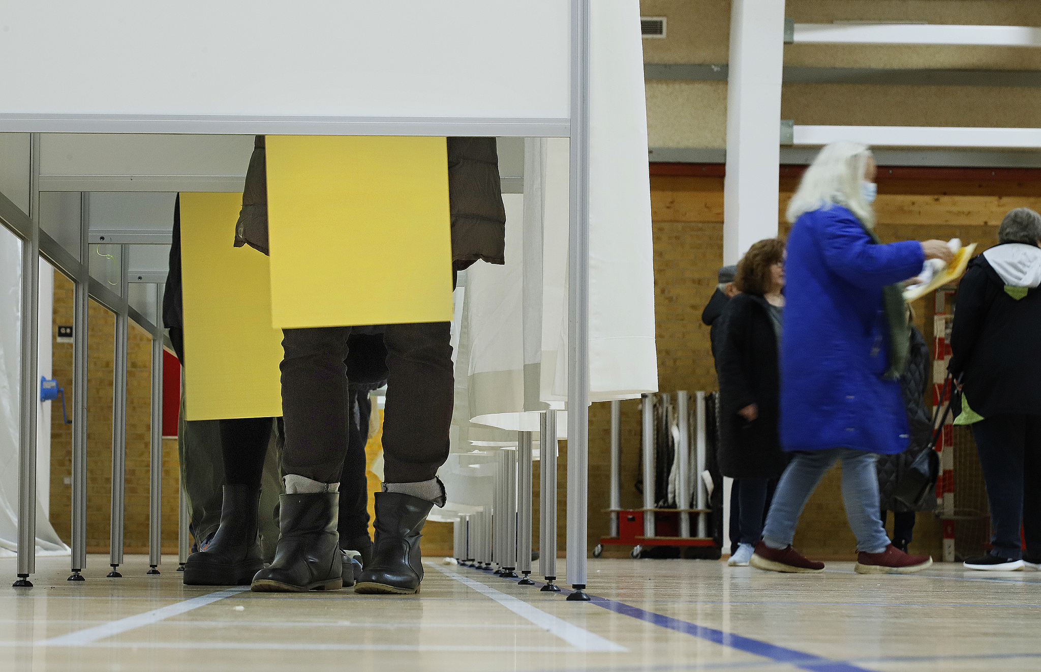 Tirsdag skal der stemmes til kommunalvalget, regionsrådsvalget og Seniorrådet. Men valgstederne risikerer at mangle hænder.