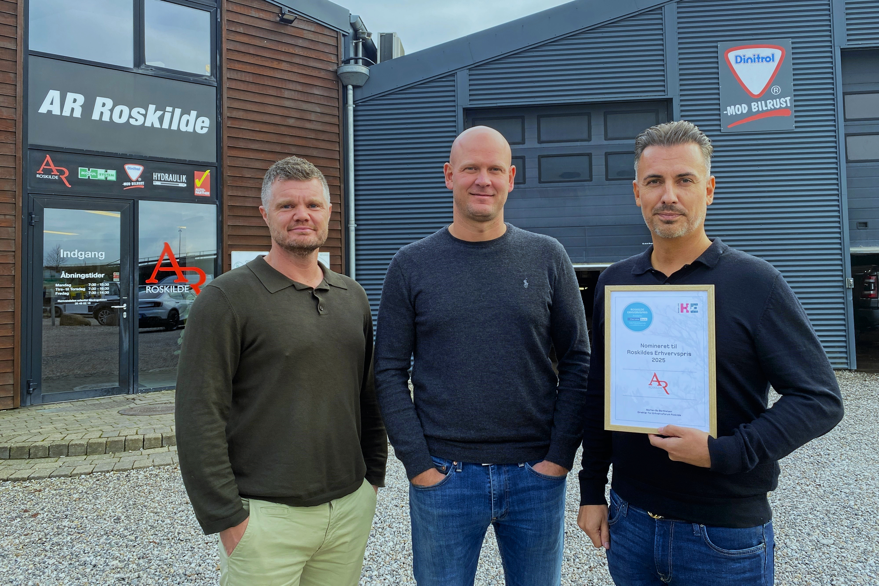 AR Roskilde er nomineret til Roskilde Erhvervspris. De to direktører Peter Slerup (midten) og Thomas Grønneskov Christensen (th) ses med Nikolaj Worch fra Roskilde Handel & Erhverv.