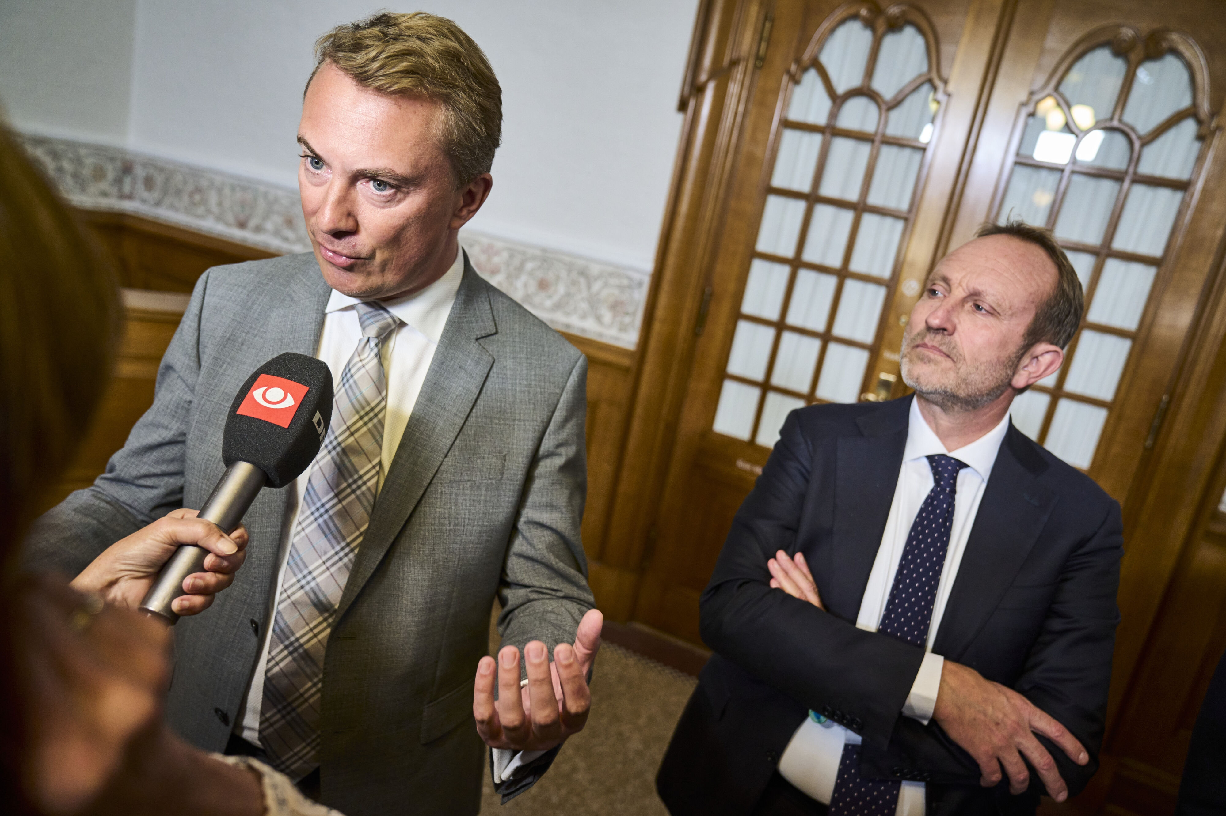 Morten Messerschmidt er klar til at anlægge sag mod Martin Lidegaard, meddeler Messerschmidt på X. I oktober stod de side om side ved et pressemøde på Christiansborg i en helt anden sammenhæng. (Arkivfoto).