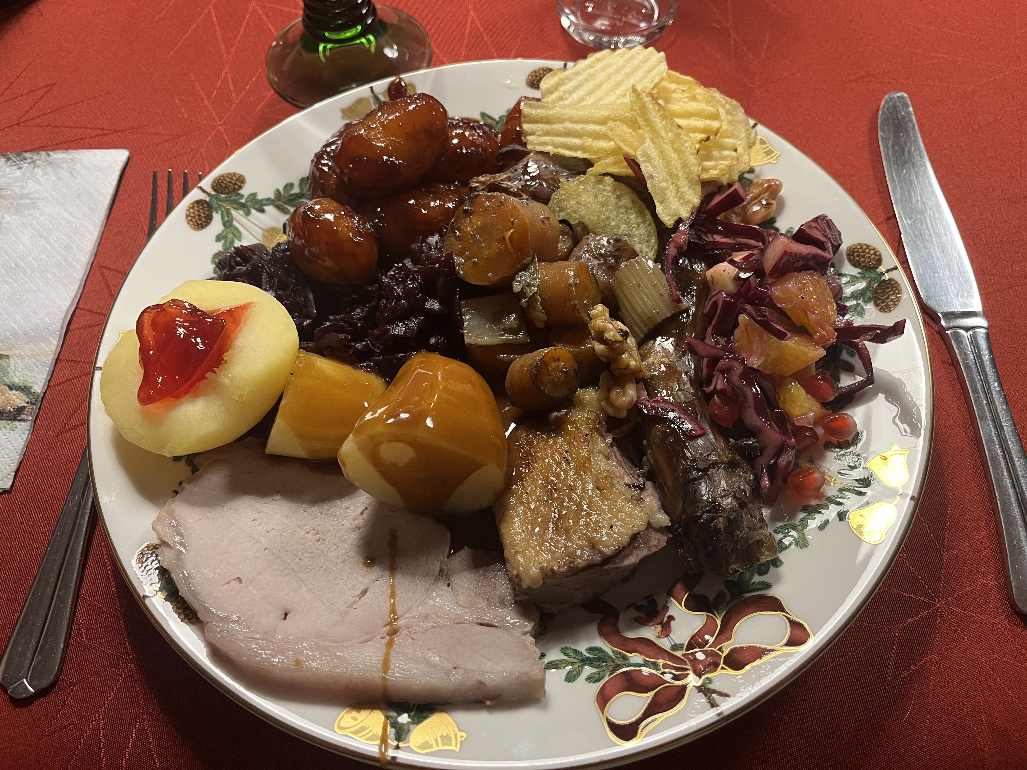 En 89-årig kvinde fra Hornbæk blev søndag svindlet med flæskesteg og blomster.