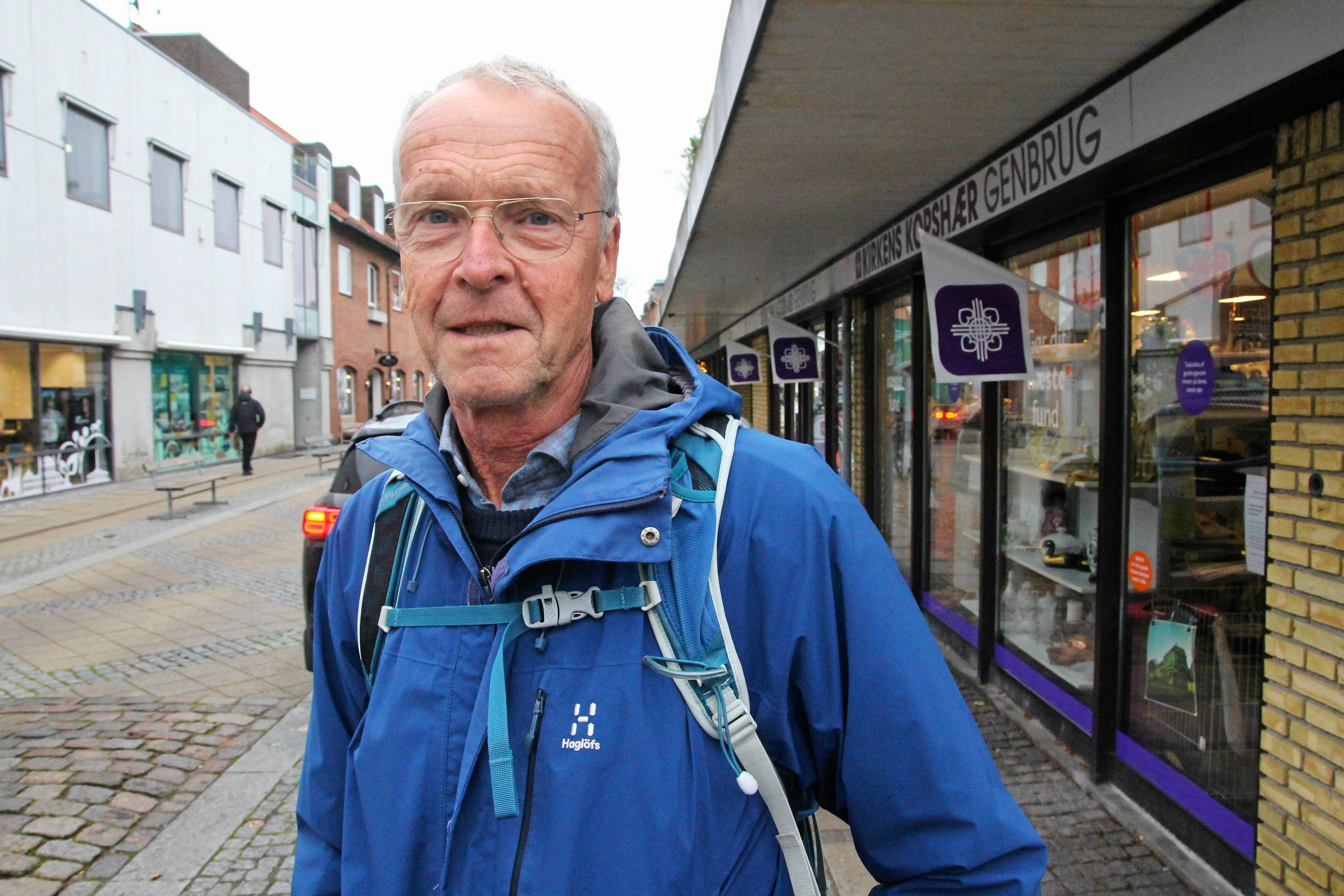 - Vi skal lægge vores penge i de lokale butikker – ellers forsvinder de, lyder det fra Jens Petersen fra Fredensborg.
