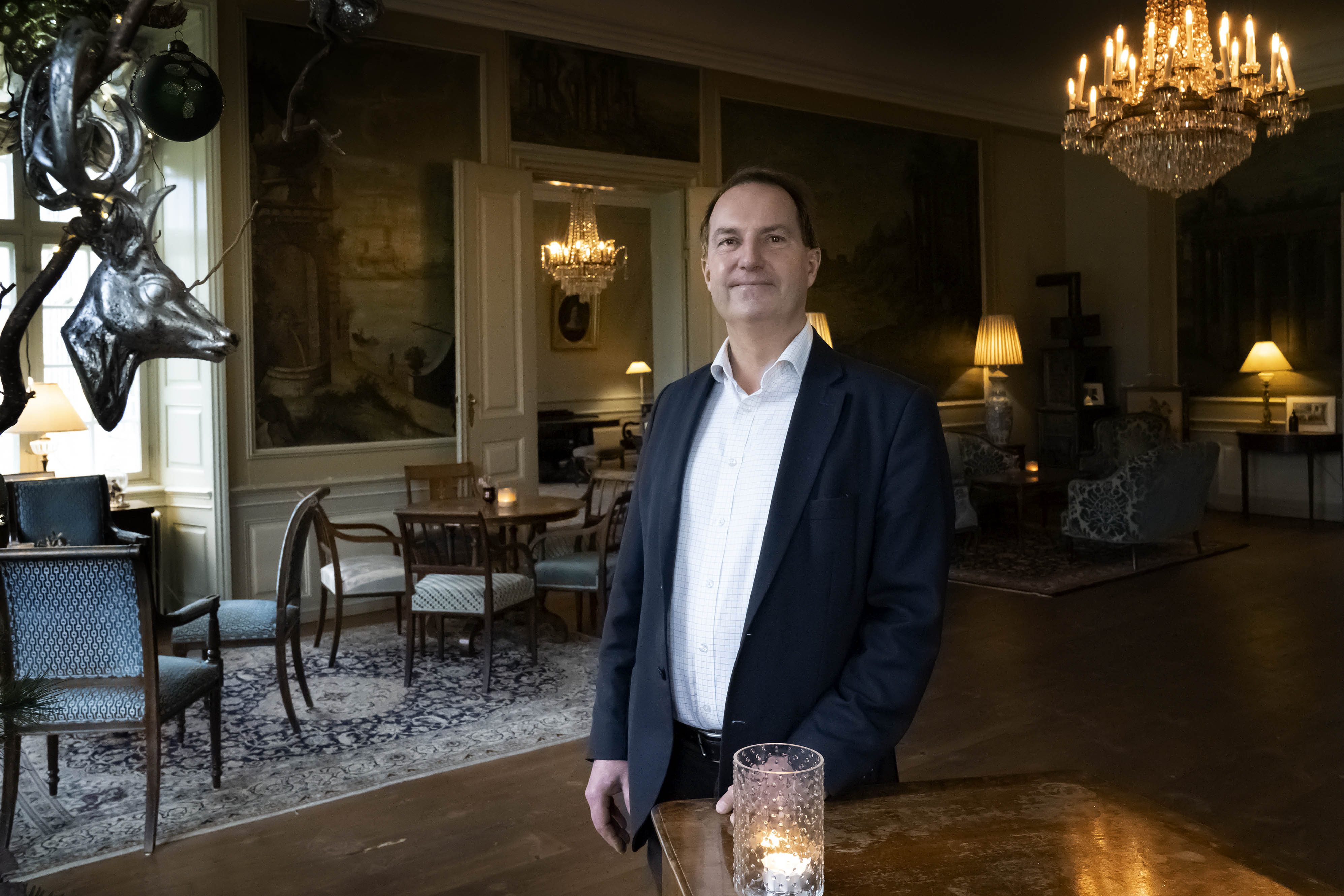 Godsejer Niels Bruun de Neergaard runder skaprt hjørne.