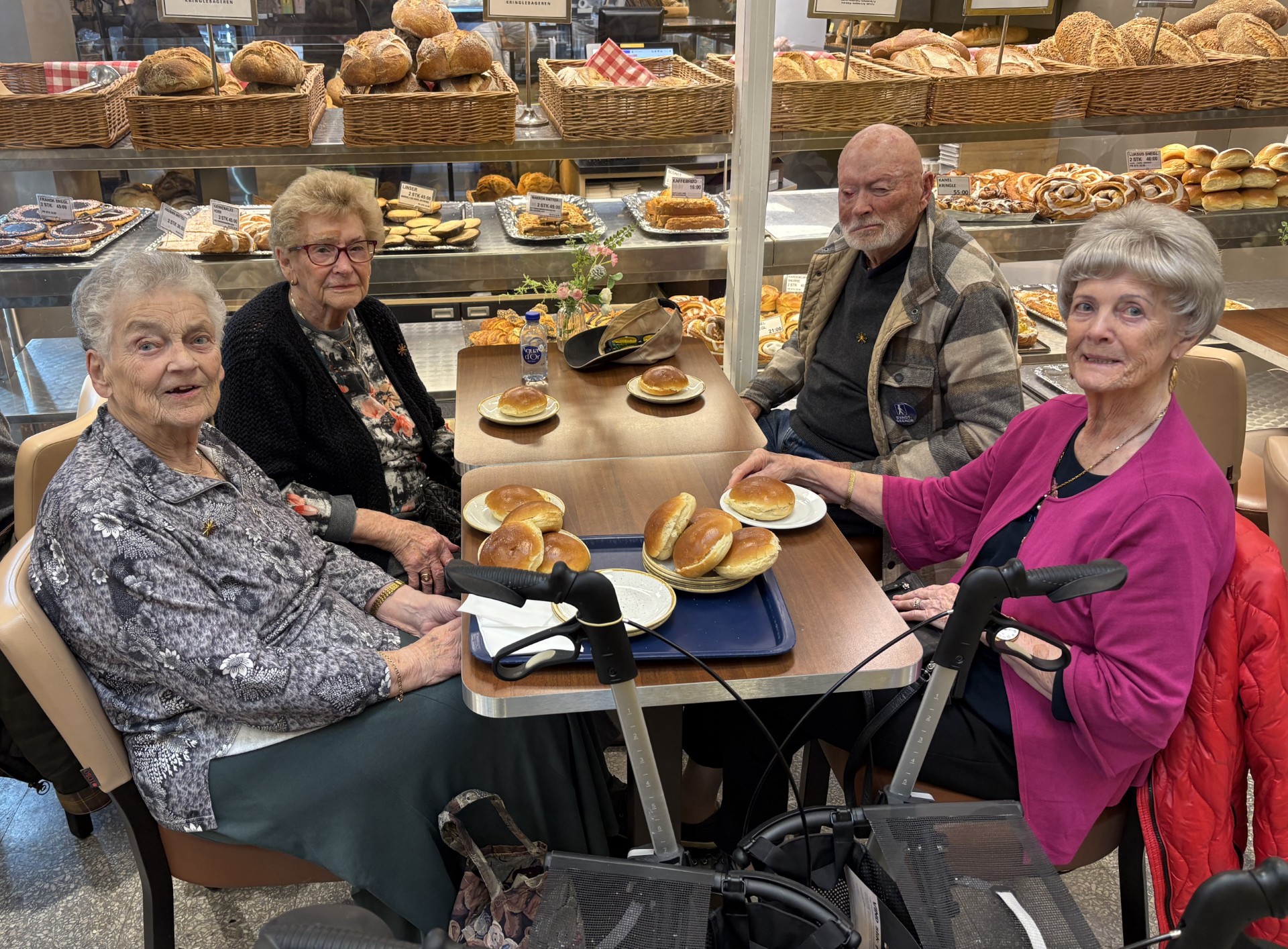 Indkøbsturene sluttes med af kaffe og en god snak. Det er Kirsten Hansen yderst til venstre.