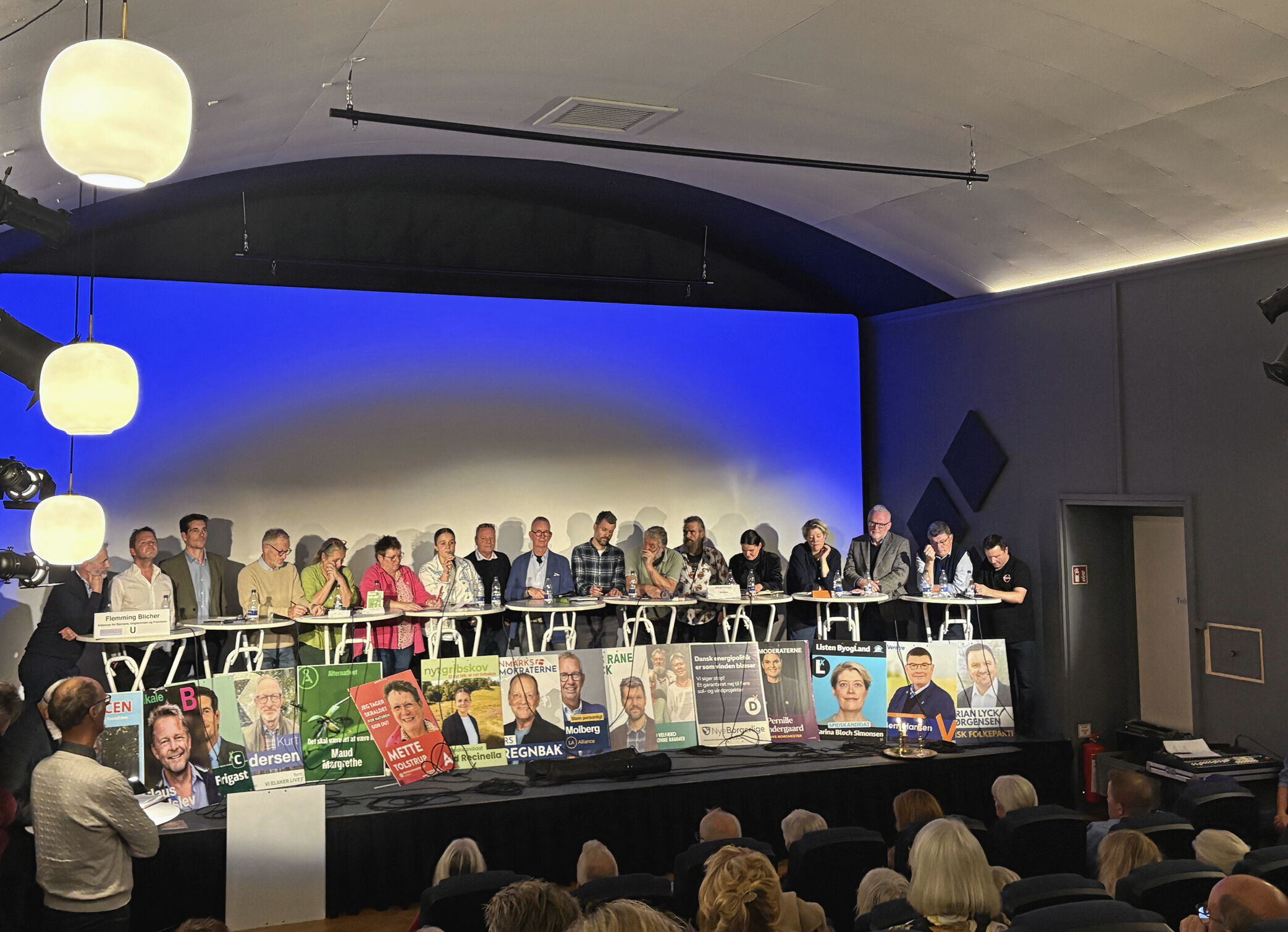 Med 17 kandidater på scenen var der propfyldt foran biograflærredet i Tisvilde Bio tirsdag aften.